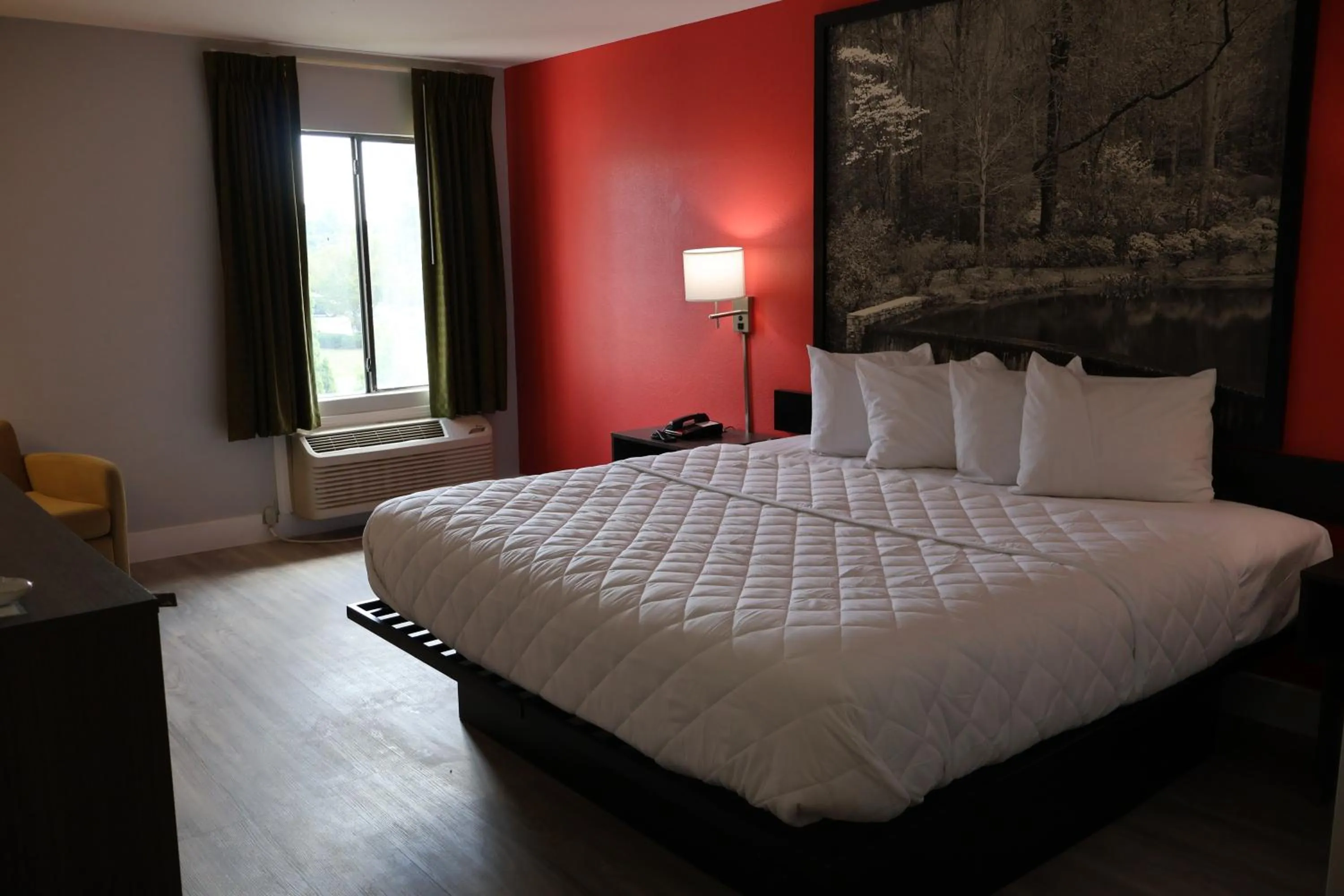 Bed in Namaste Inn & Suites Dawsonville