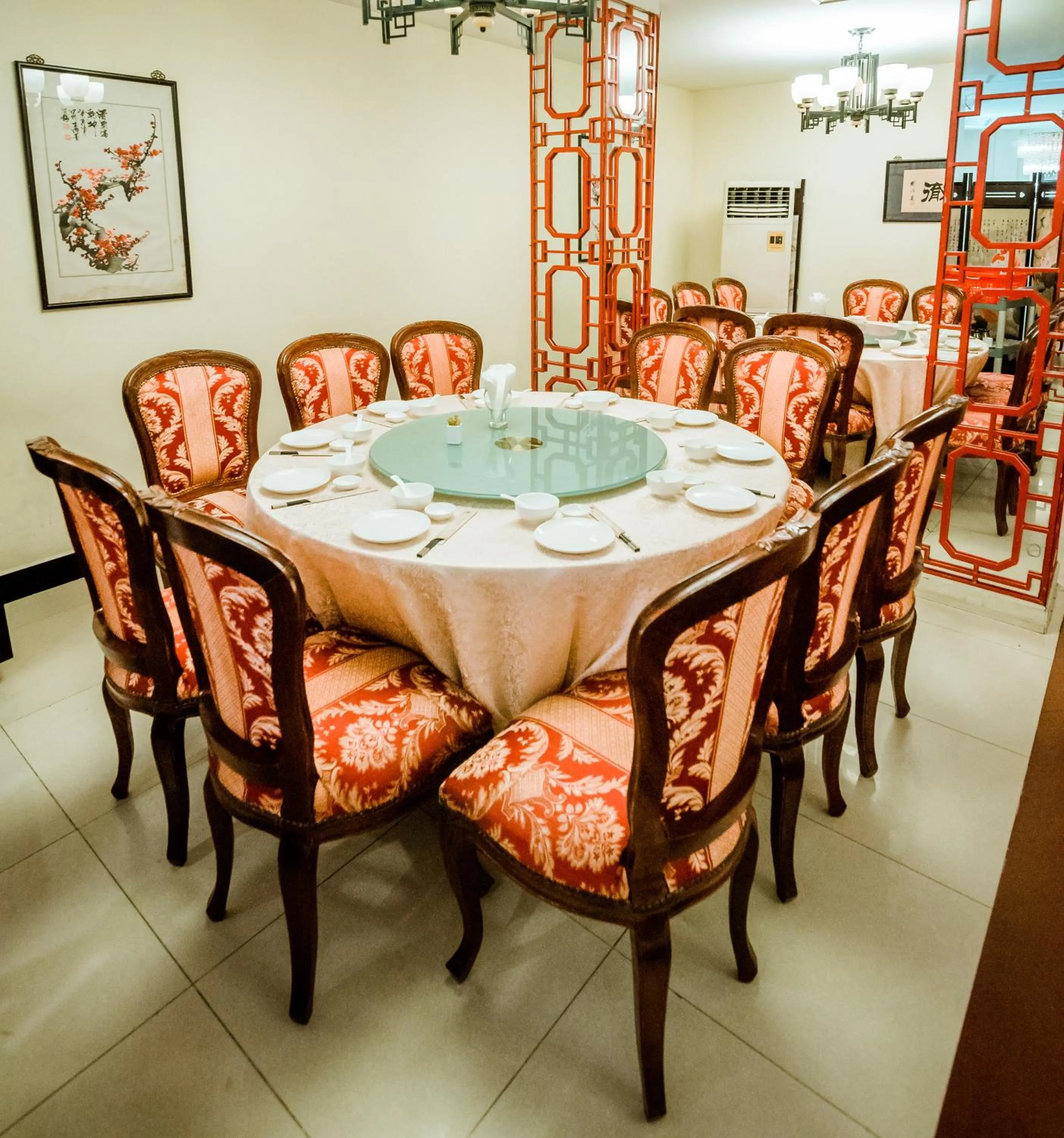 Restaurant/places to eat in Le President Hotel