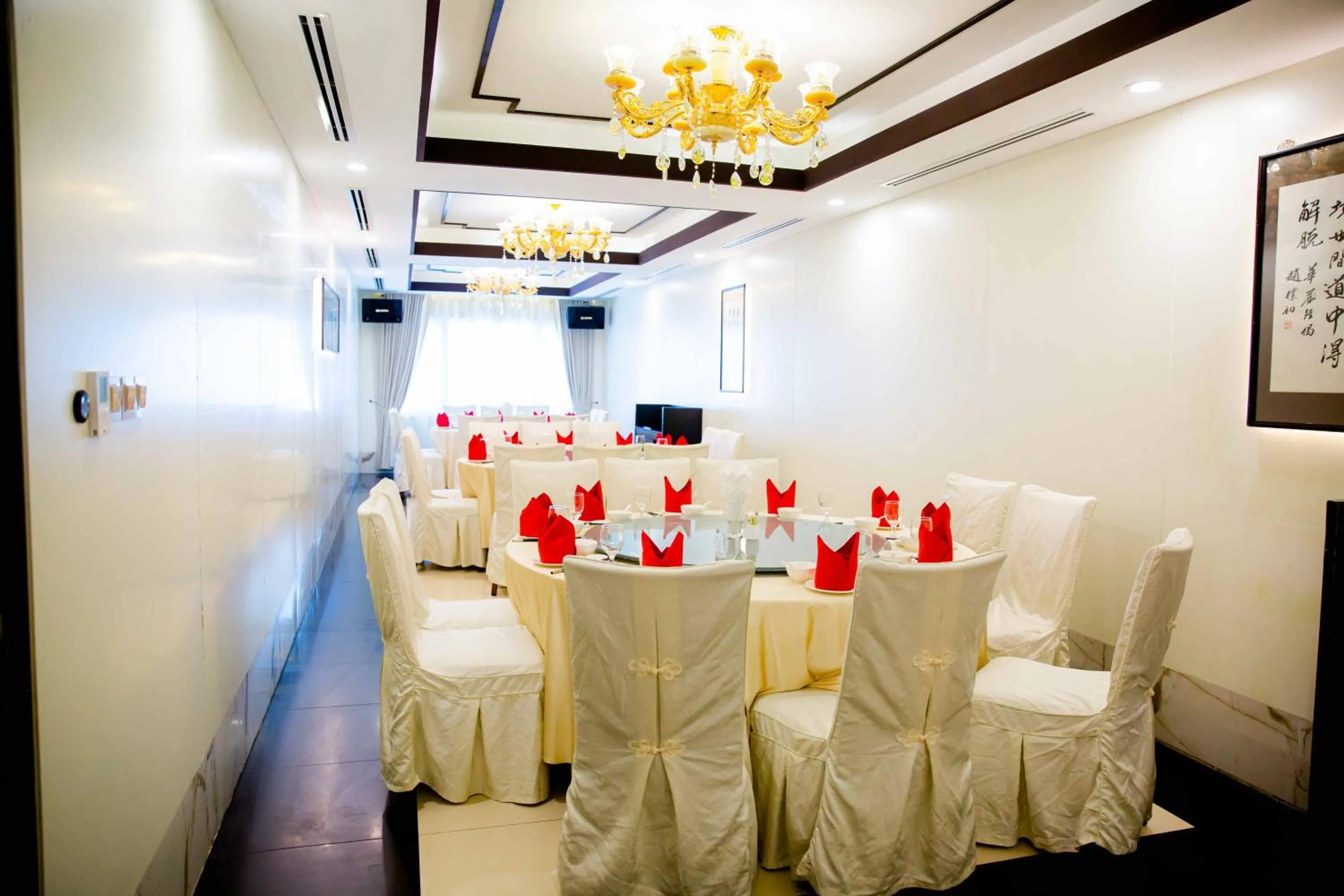 Restaurant/places to eat in Le President Hotel