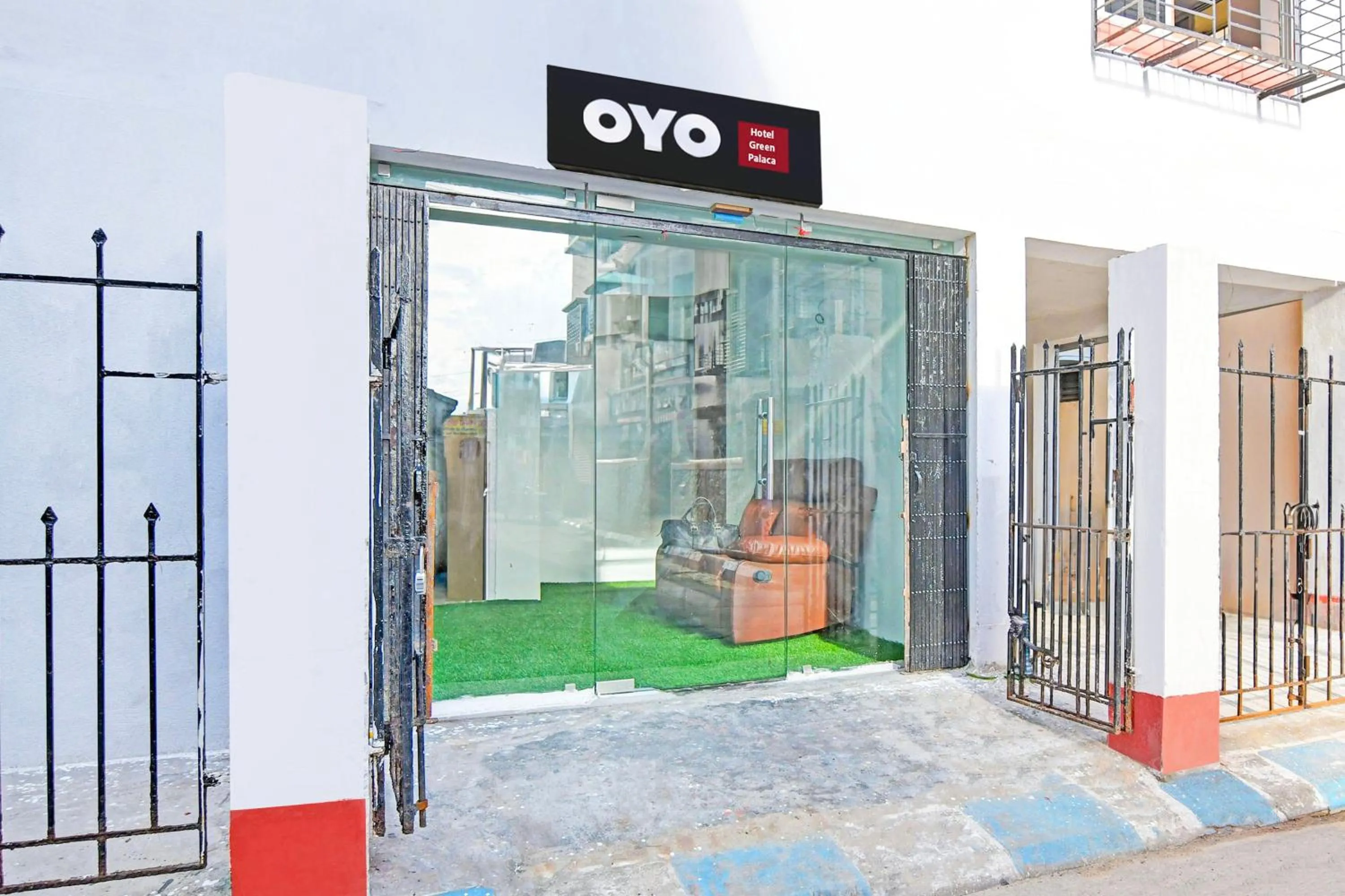 Facade/entrance in Hotel O by OYO Green Palace