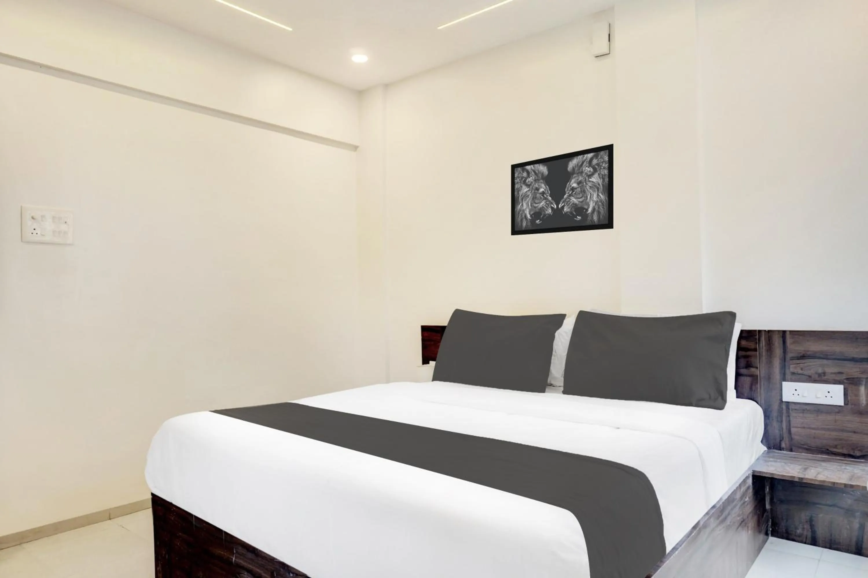 Bedroom, Bed in Hotel O Laxman Nagar Baner