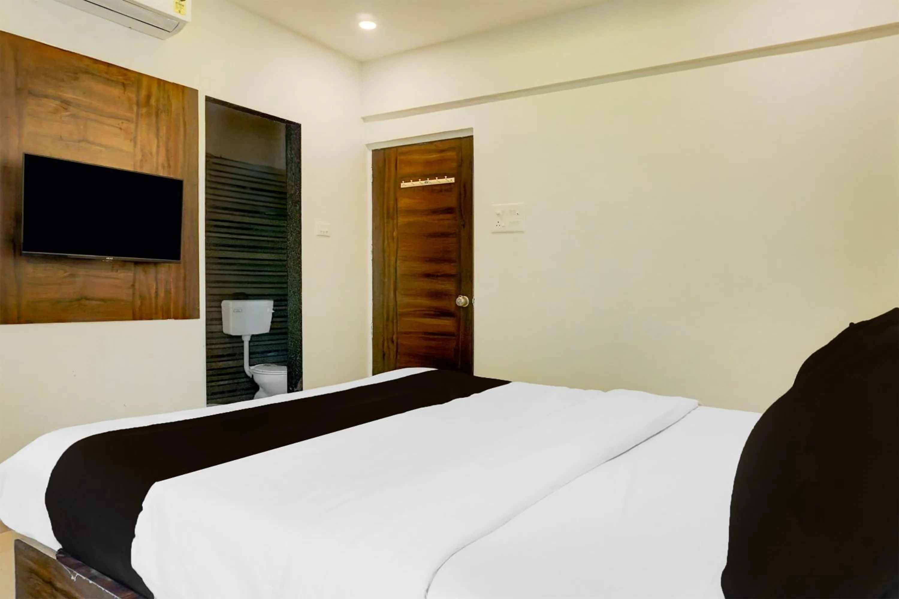 Bedroom, Bed in Hotel O Laxman Nagar Baner
