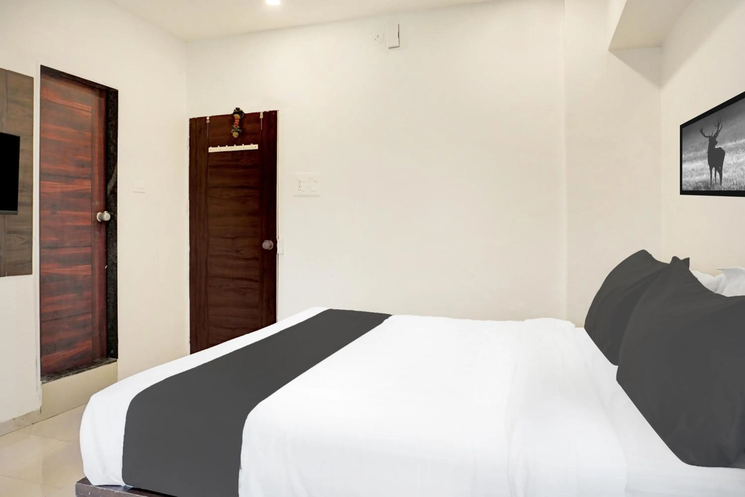 Bedroom, Bed in Hotel O Laxman Nagar Baner