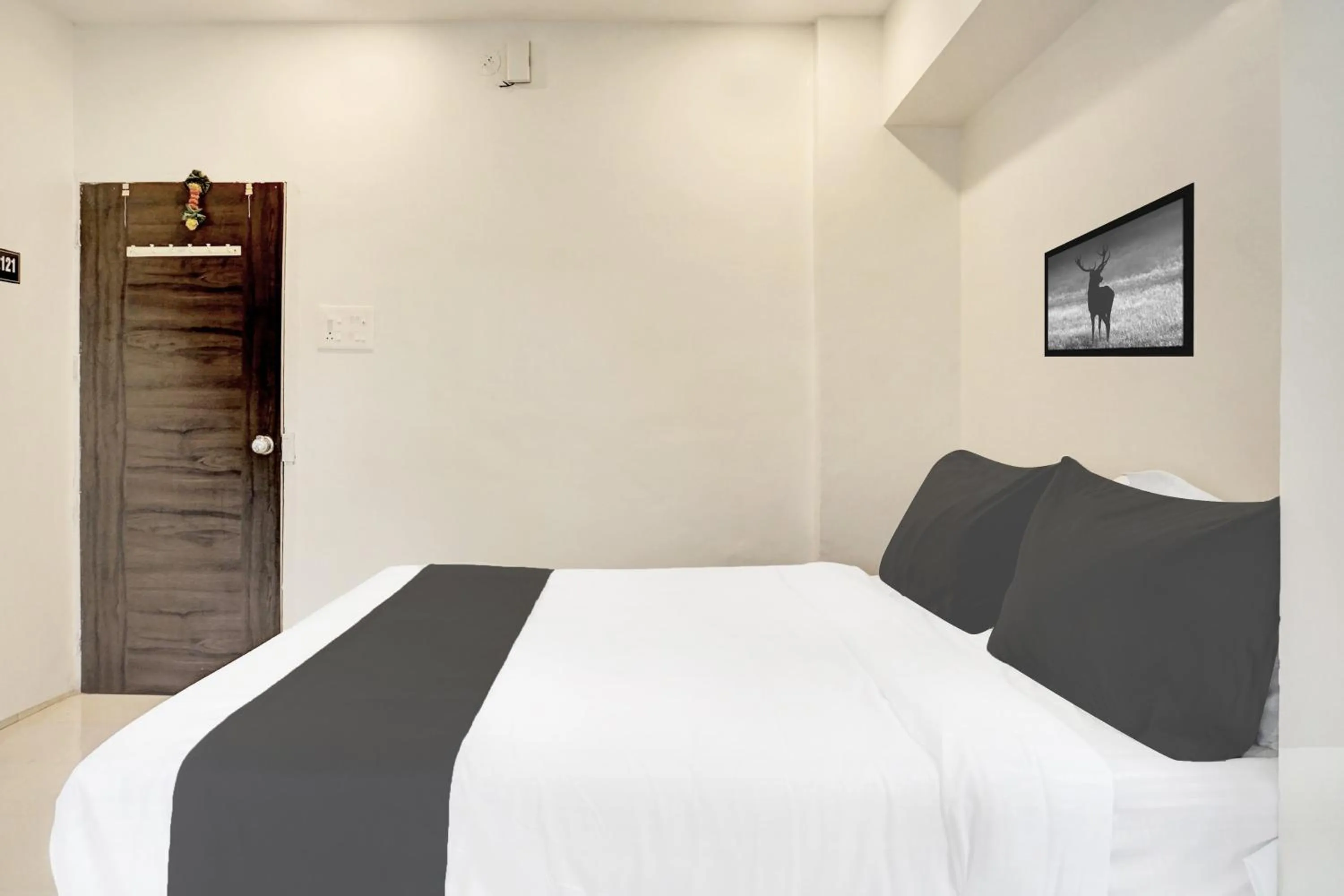 Bedroom, Bed in Hotel O Laxman Nagar Baner