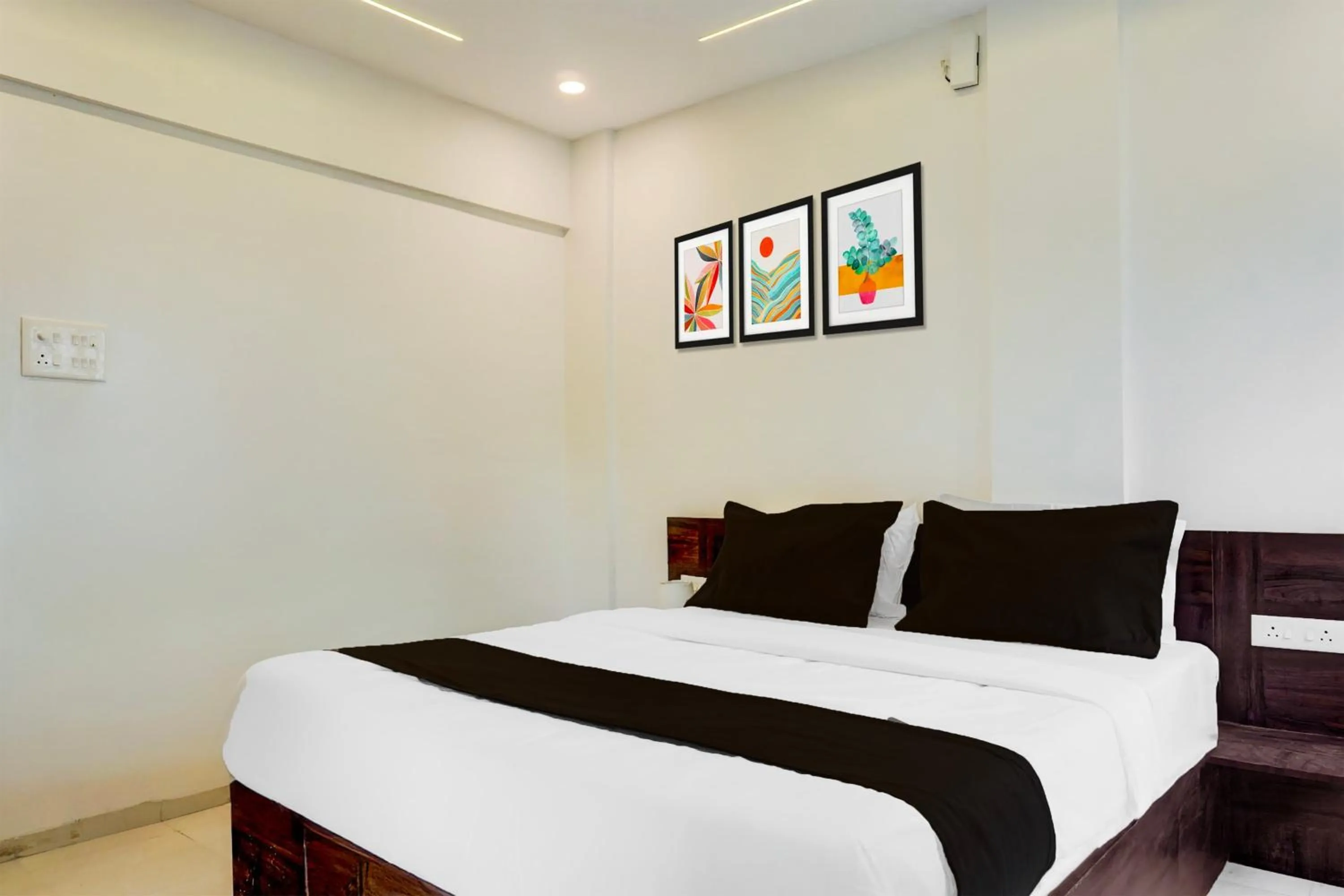 Bedroom, Bed in Hotel O Laxman Nagar Baner