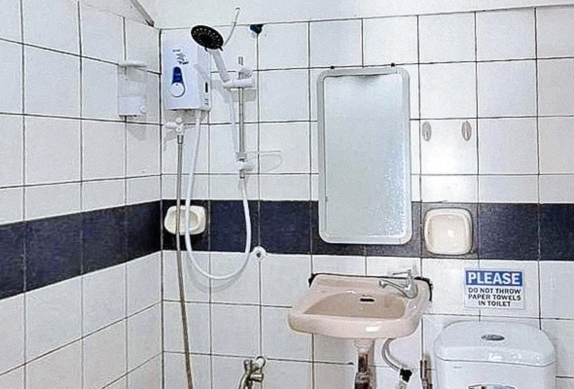 Bathroom in RedDoorz at Dream Haven Bed & Breakfast