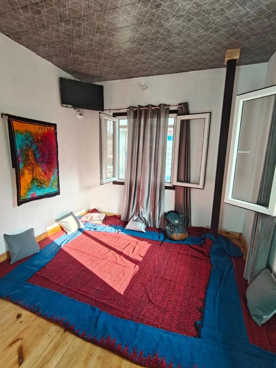 Restaurant/places to eat, Bed in DHARAMSHALA inn MUNSYARI