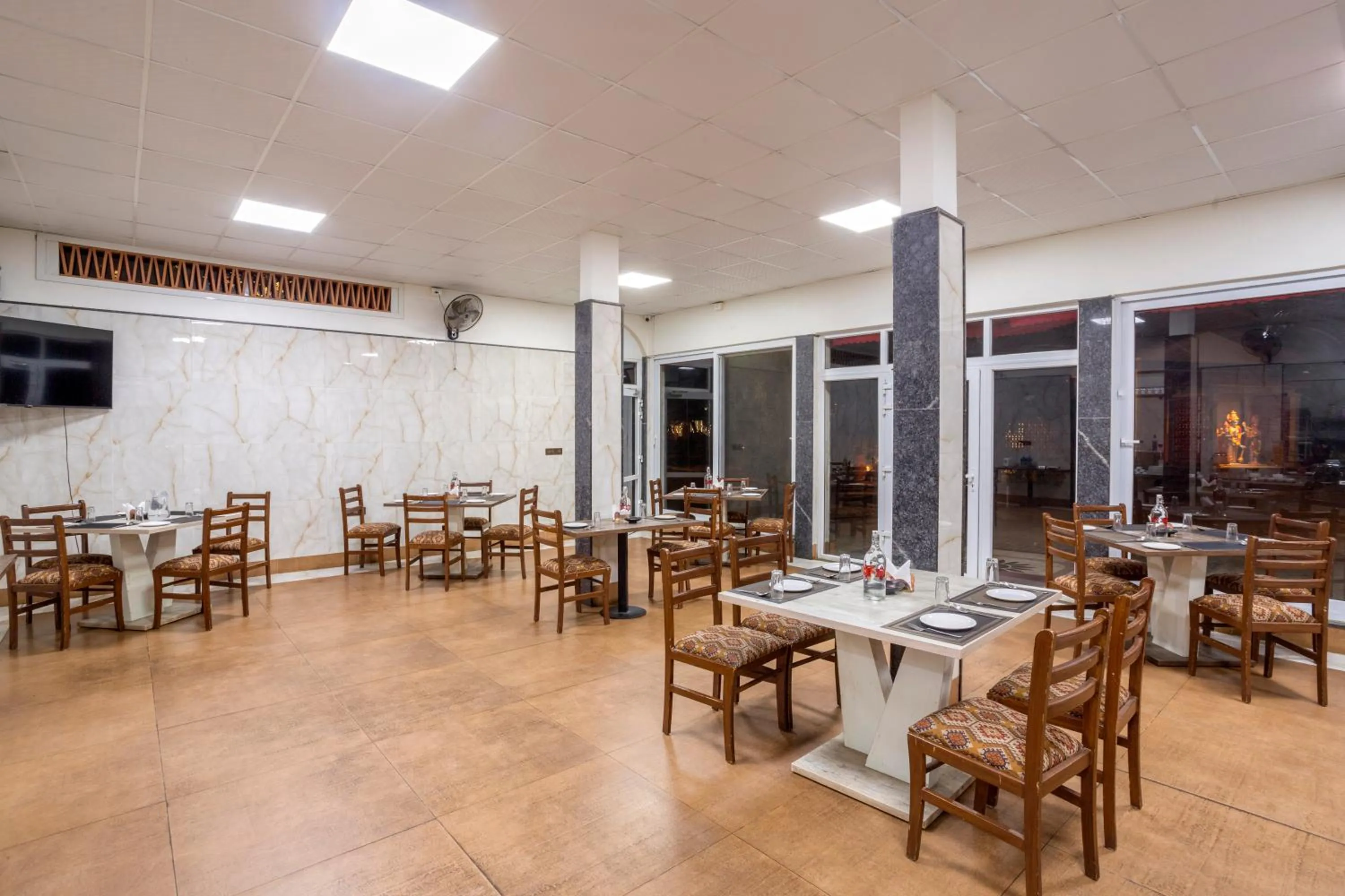 Restaurant/places to eat in Nirantara Resort & Spa