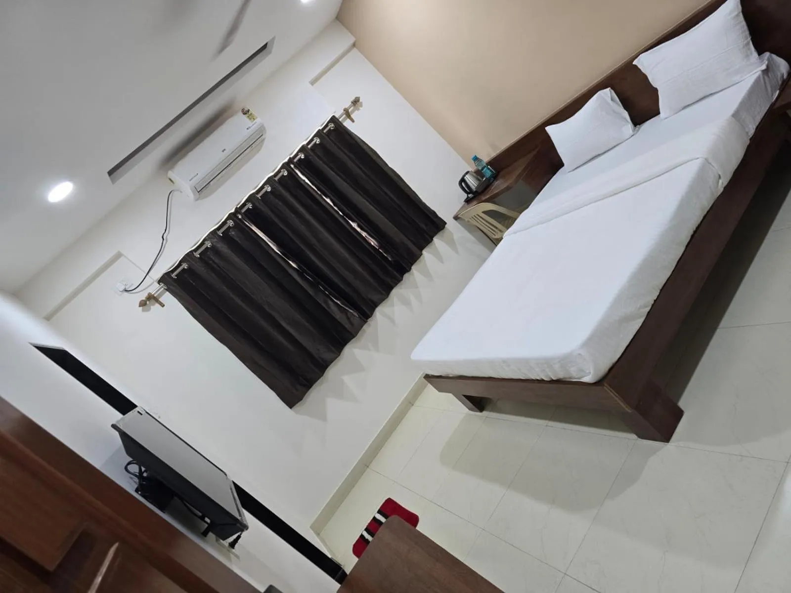 Photo of the whole room, Bed in DatsunG Studios