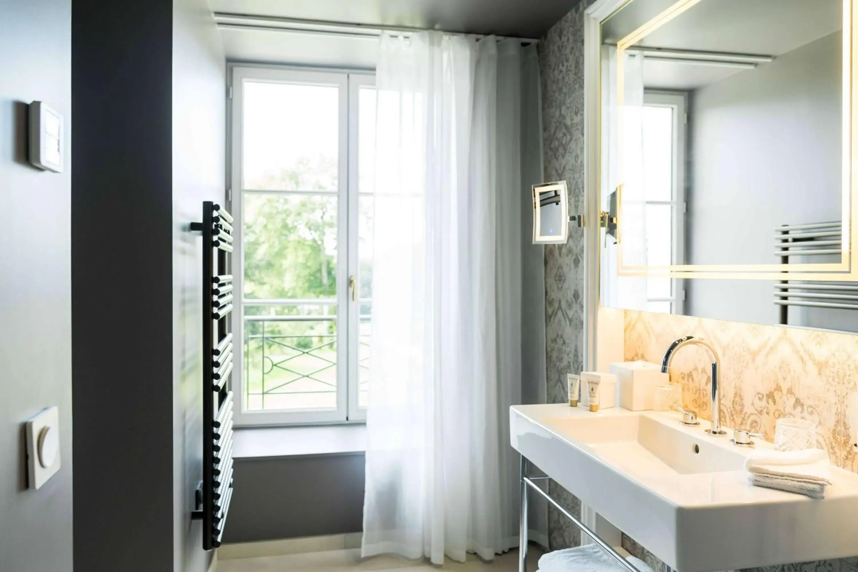 One-Bedroom Queen Suite (Spa Access Included) in Dolce by Wyndham Versailles - Domaine du Montcel One-Bedroom Queen Suite (Spa Access Included) in Dolce by Wyndham Versailles - Domaine du Montcel