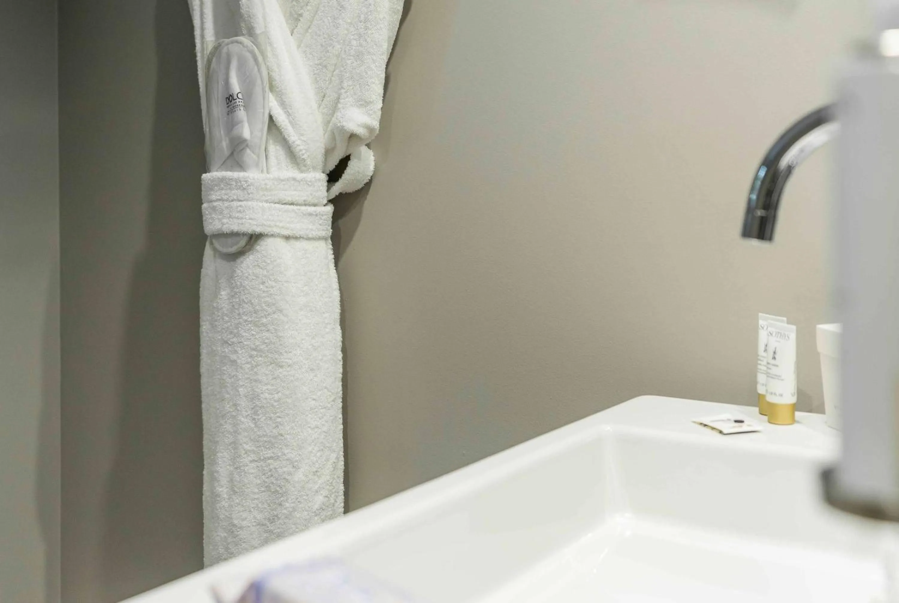 Photo of the whole room in Dolce by Wyndham Versailles - Domaine du Montcel