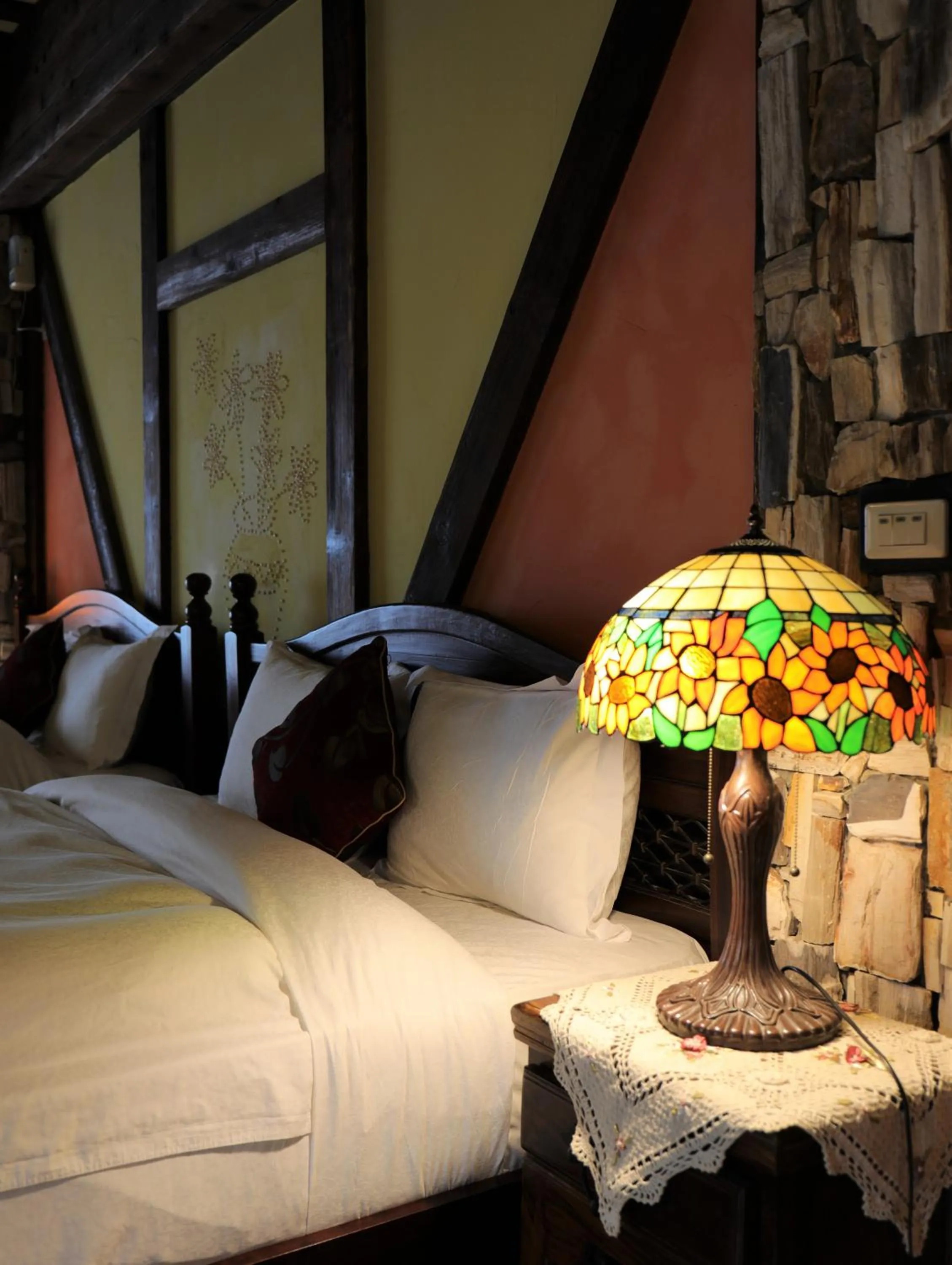 Decorative detail, Bed in 日初雲來民宿