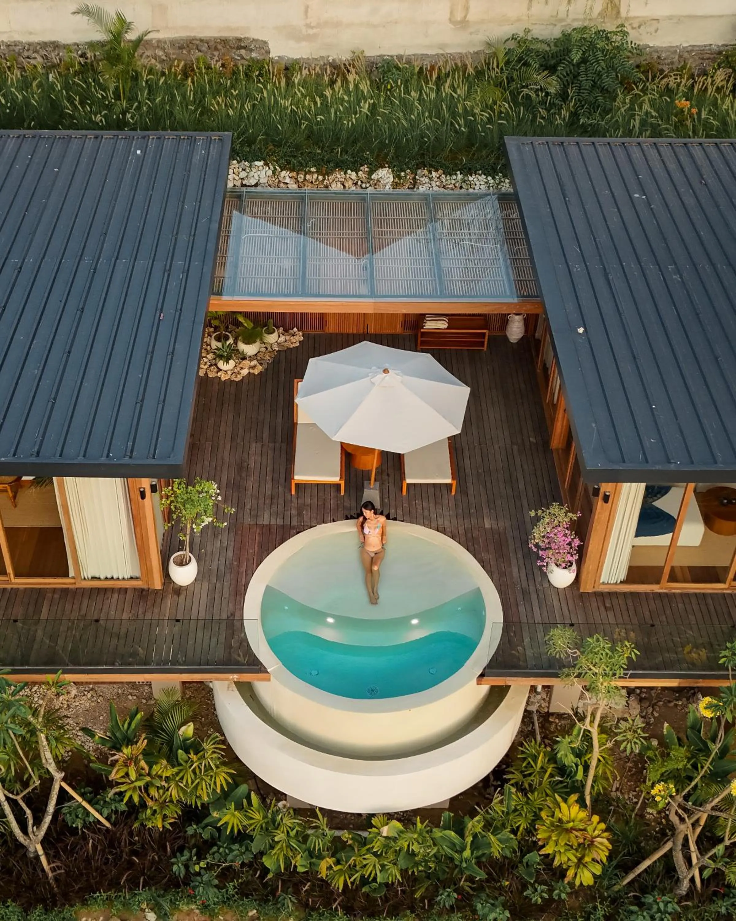 Swimming pool in Ocean View Villas by Grün