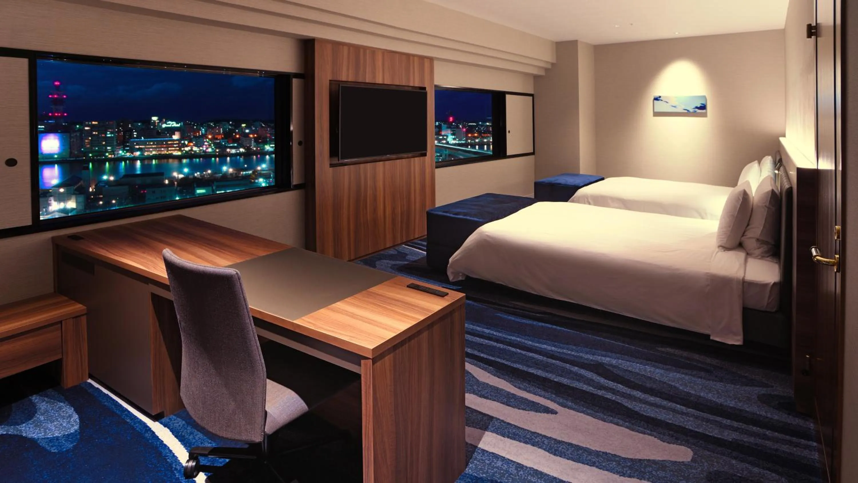 Photo of the whole room, Bed in ANA Crowne Plaza Niigata by IHG