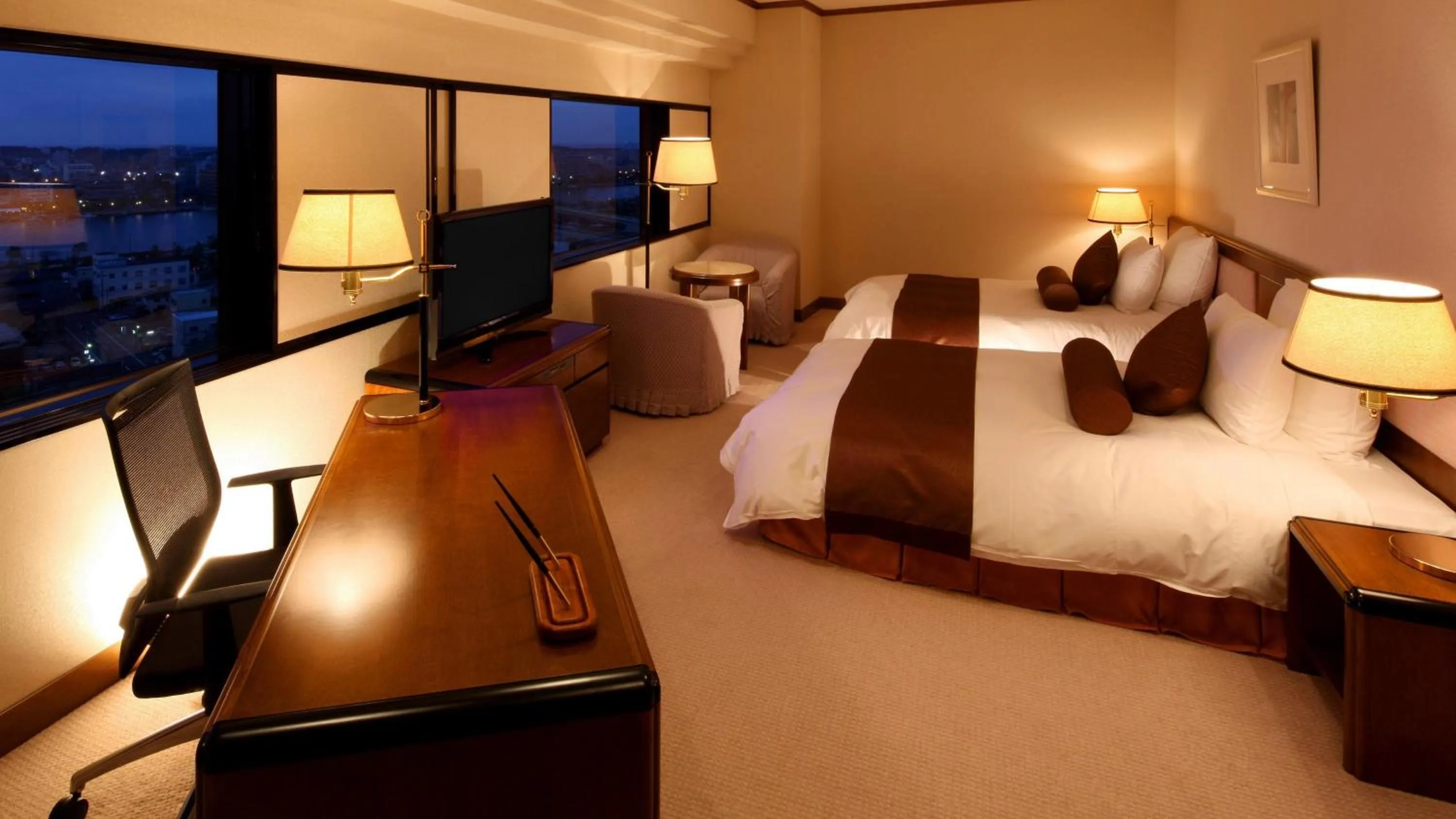 Photo of the whole room, Bed in ANA Crowne Plaza Niigata by IHG