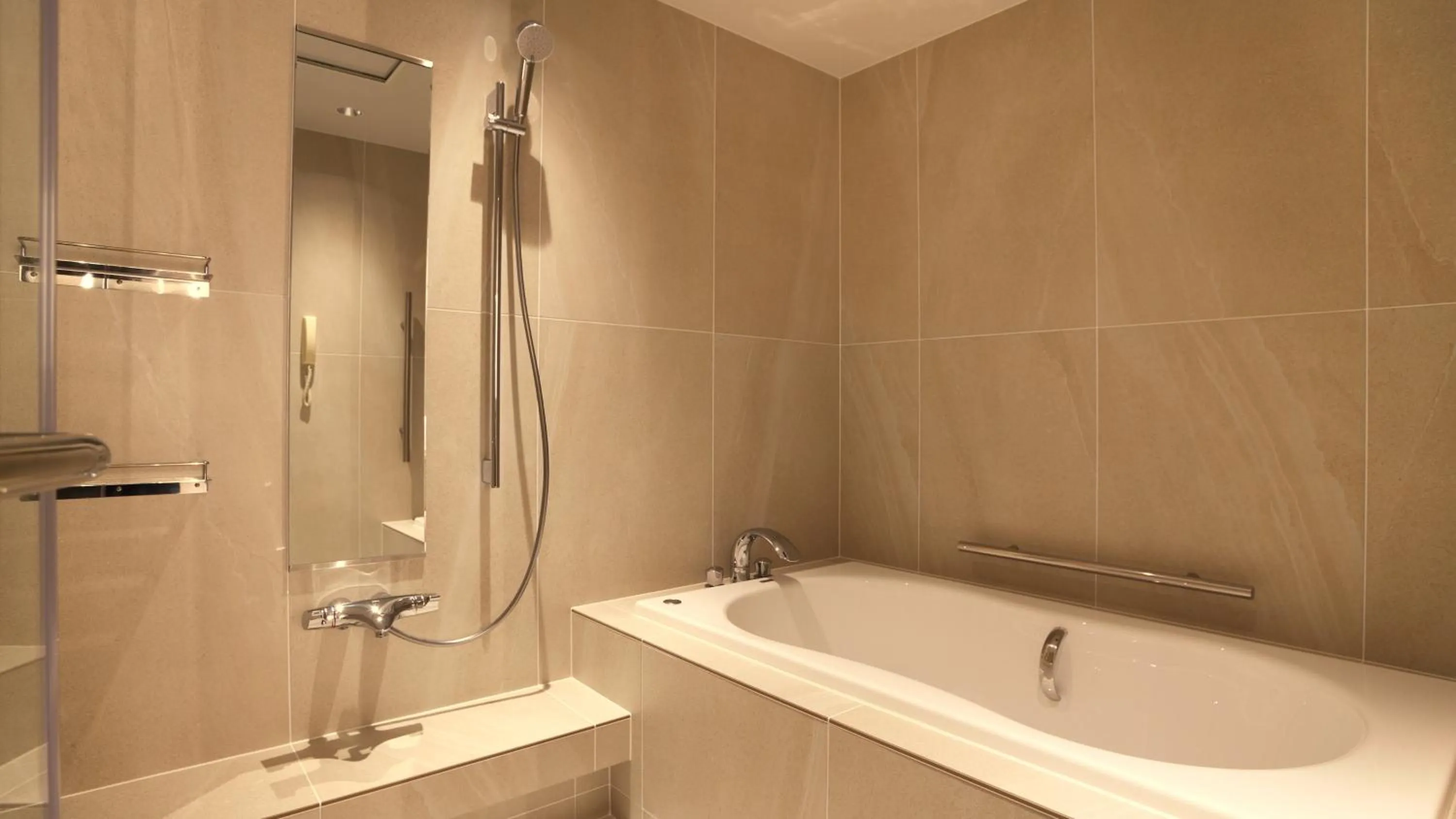 Photo of the whole room in ANA Crowne Plaza Niigata by IHG