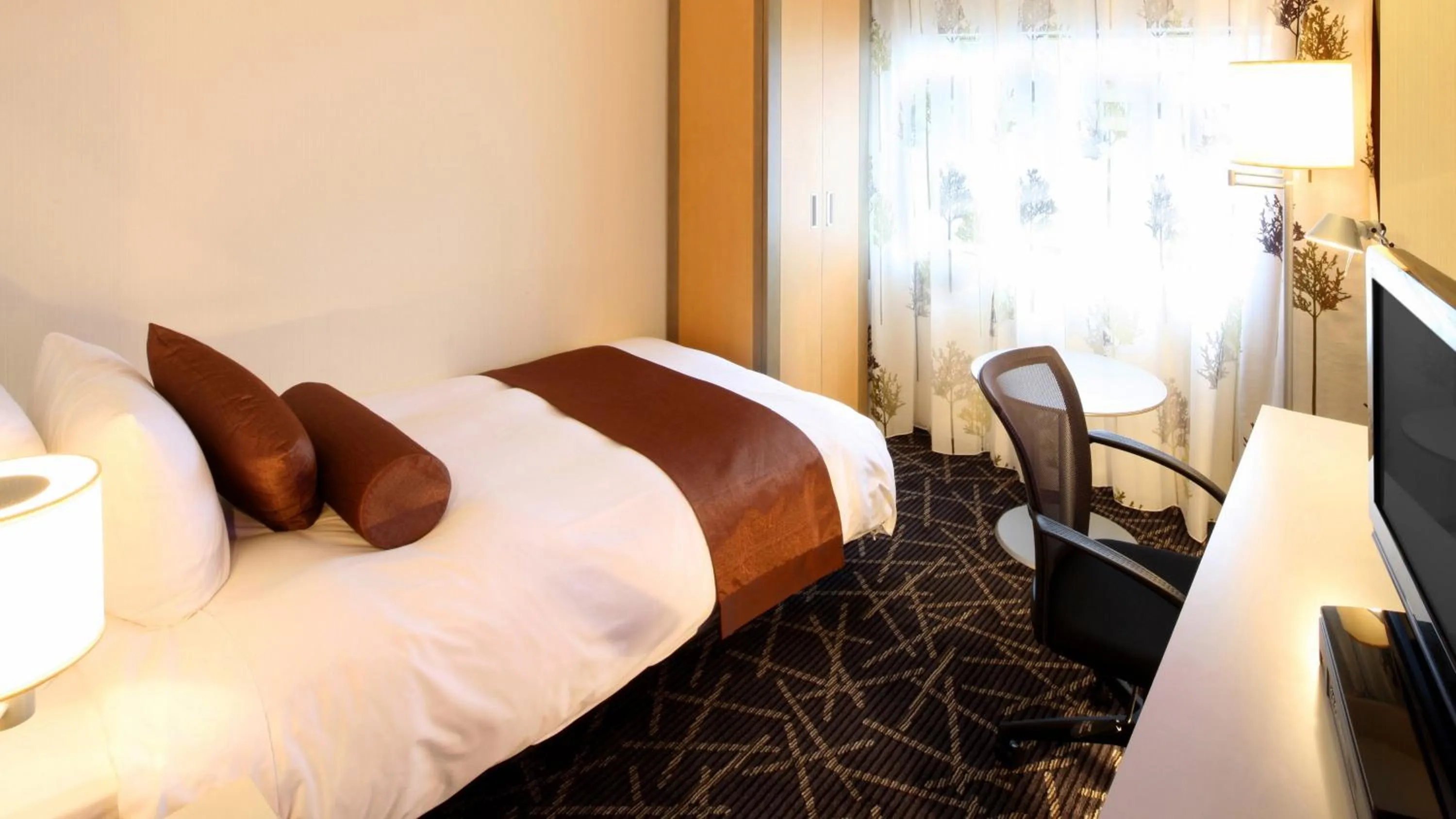 Photo of the whole room, Bed in ANA Crowne Plaza Niigata by IHG