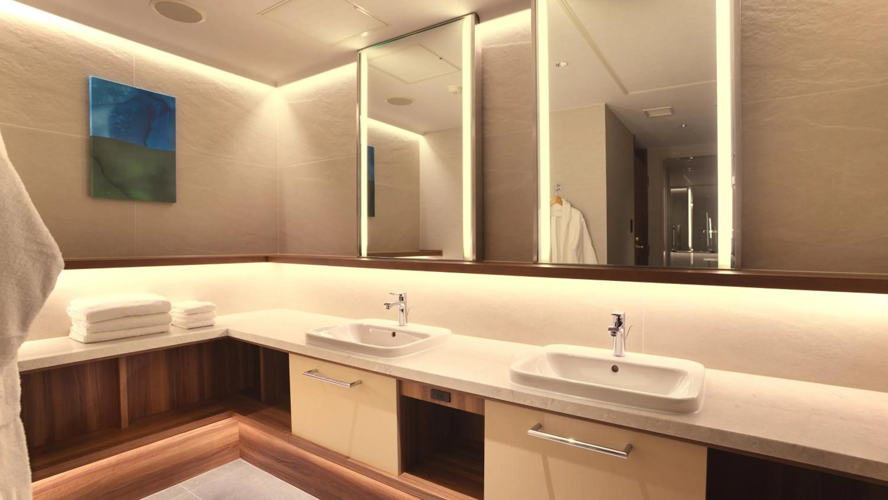 Photo of the whole room in ANA Crowne Plaza Niigata by IHG