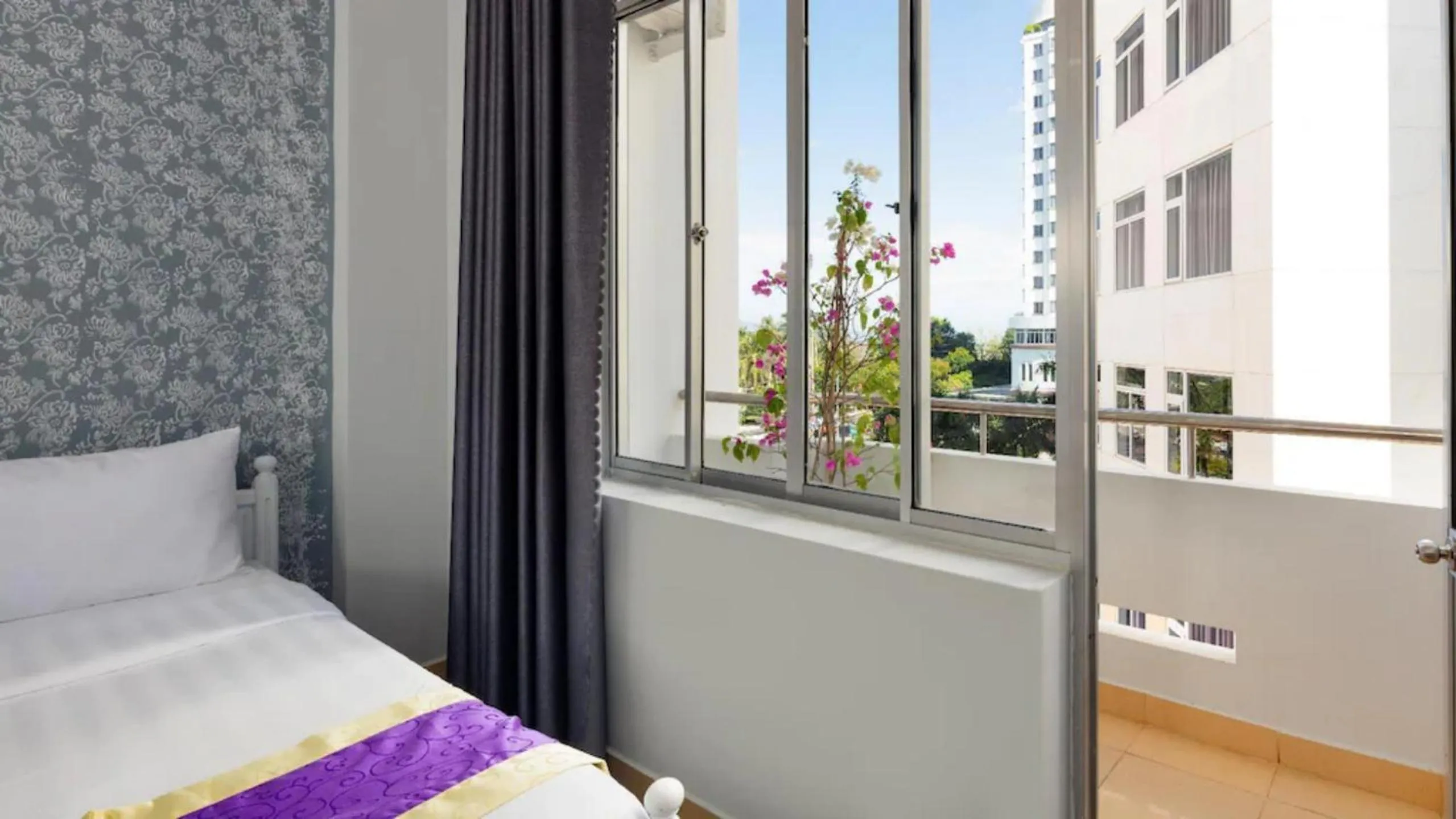 Balcony/Terrace, Bed in CCT Luxury Hotel