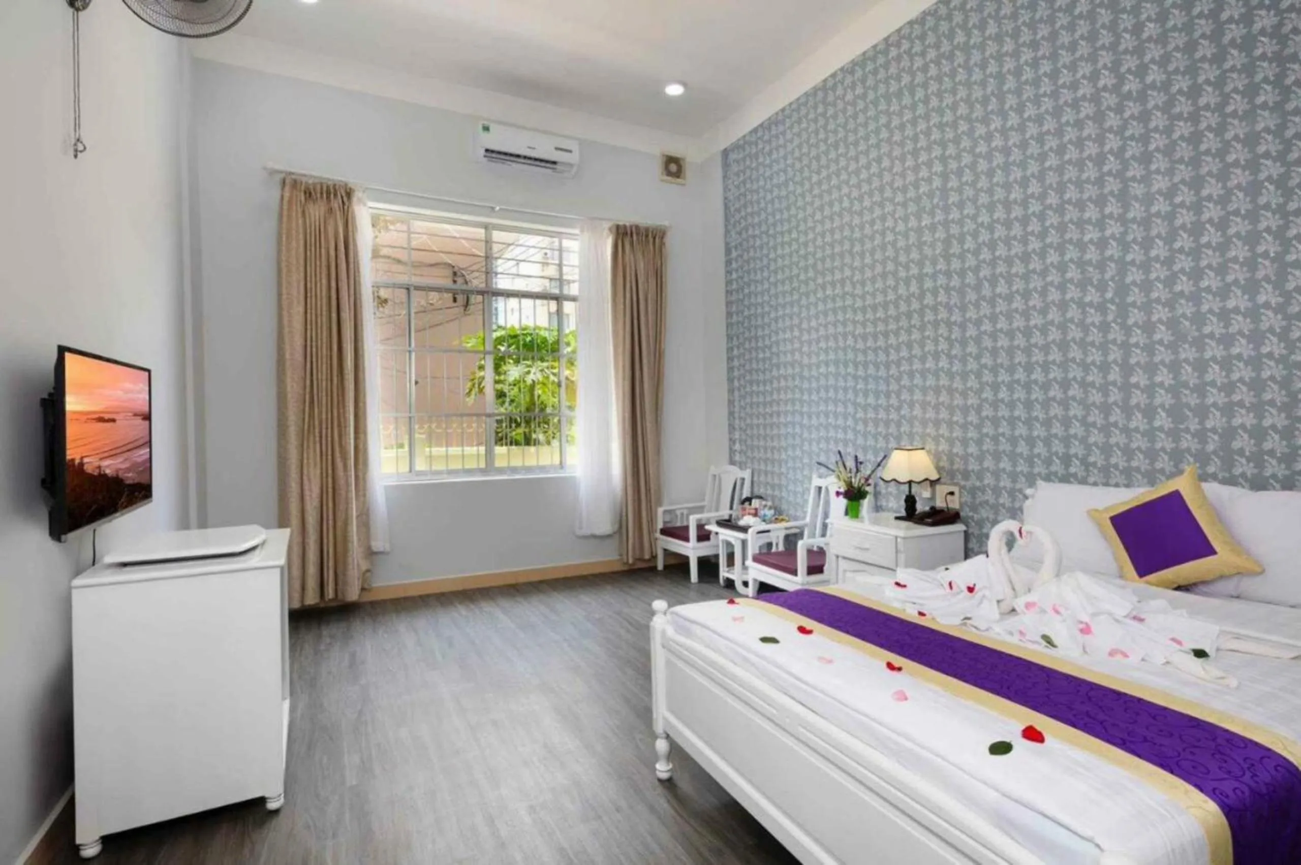 TV and multimedia, Bed in CCT Luxury Hotel