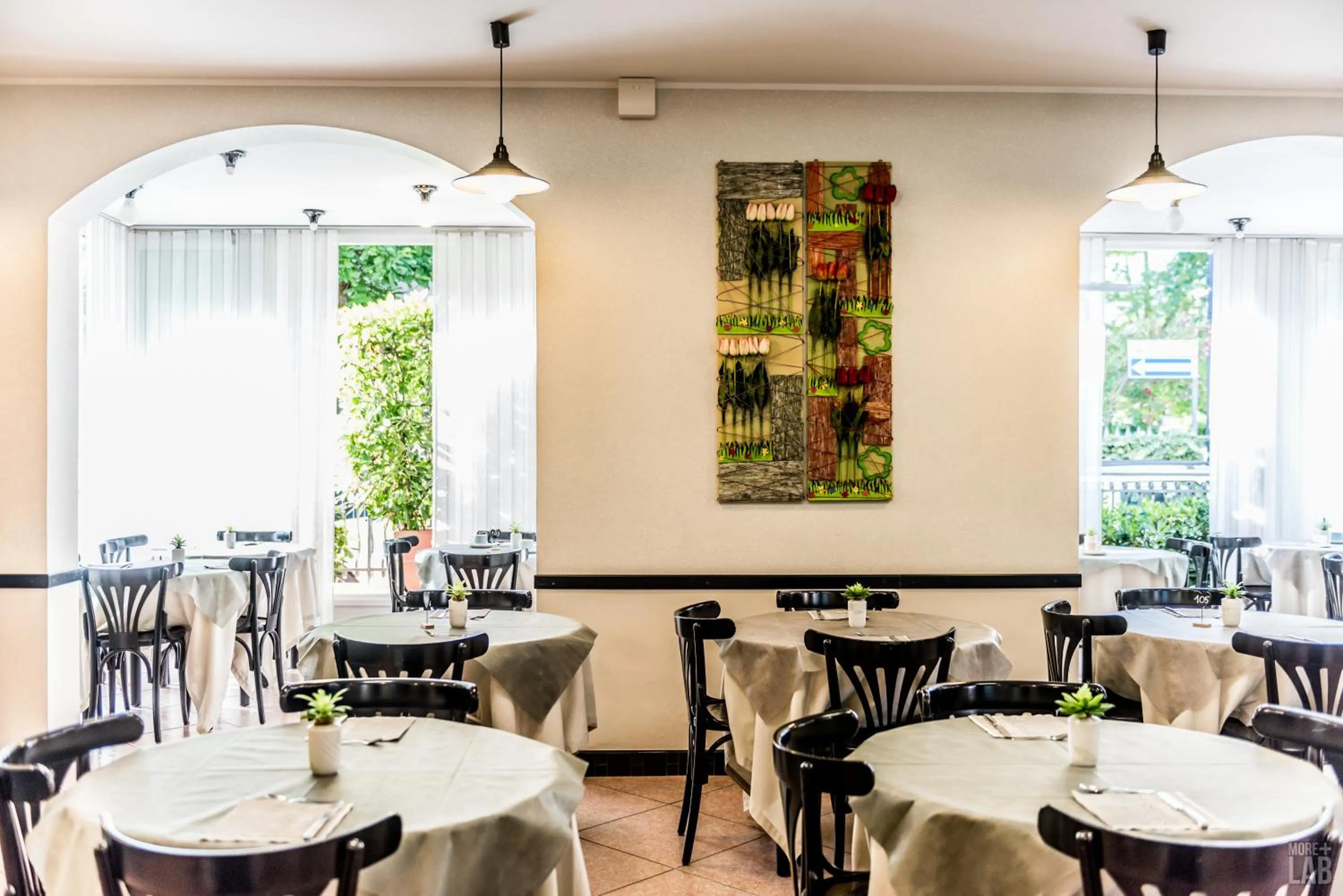 Restaurant/places to eat in B&B Hotel Souvenir