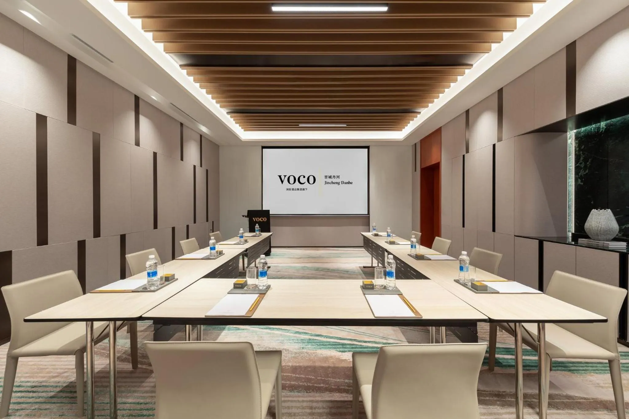 Meeting/conference room in voco Jincheng Danhe by IHG