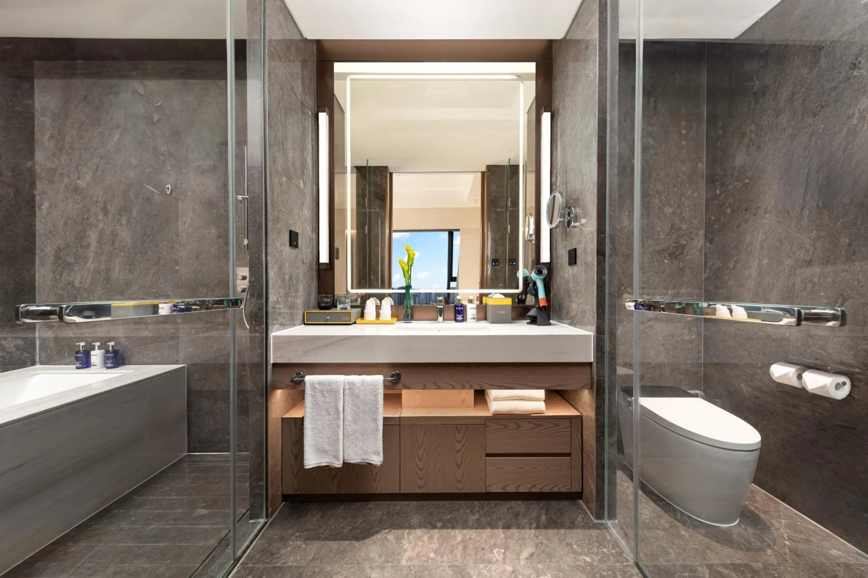 Shower in voco Jincheng Danhe by IHG