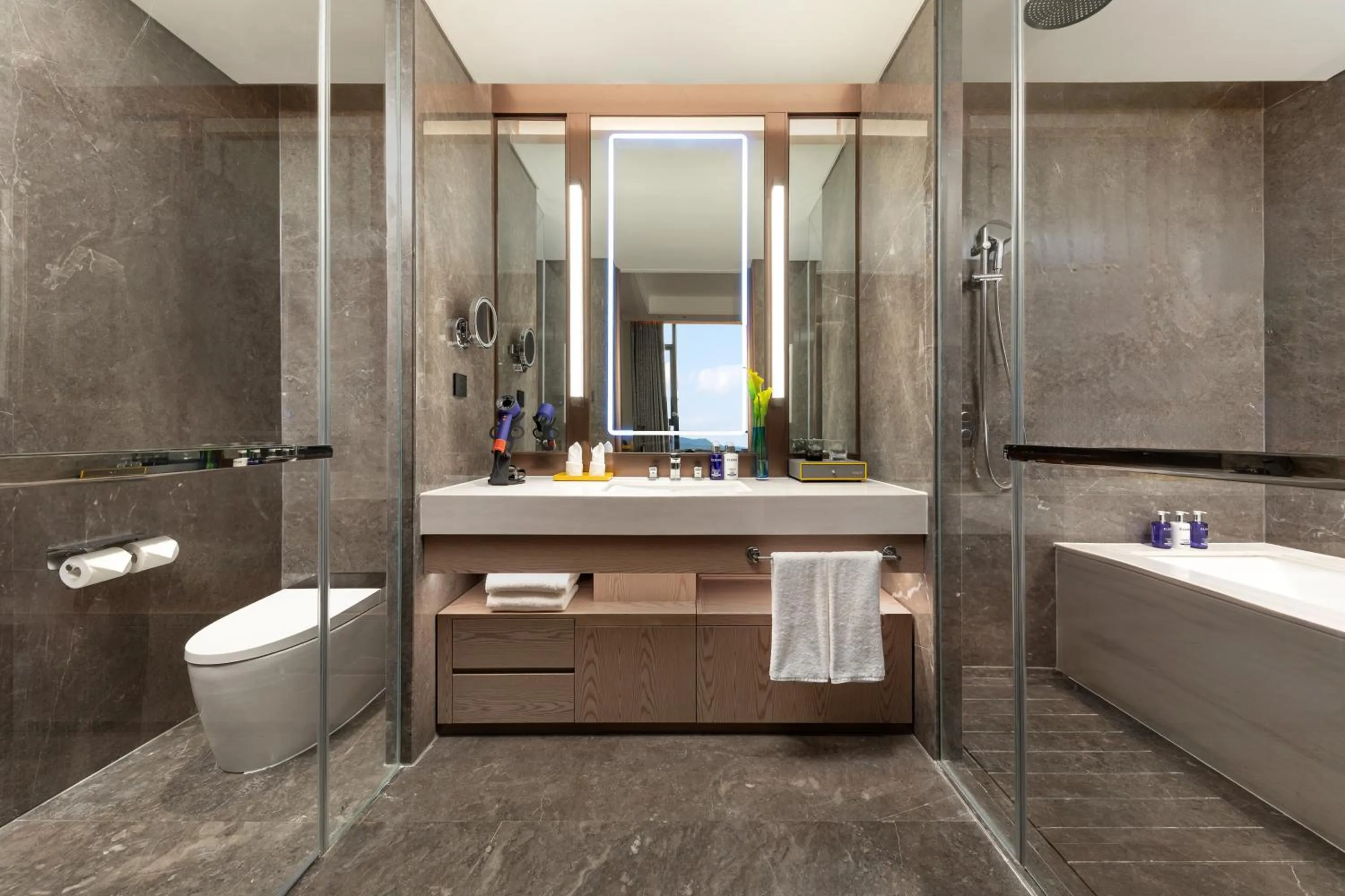 Shower in voco Jincheng Danhe by IHG