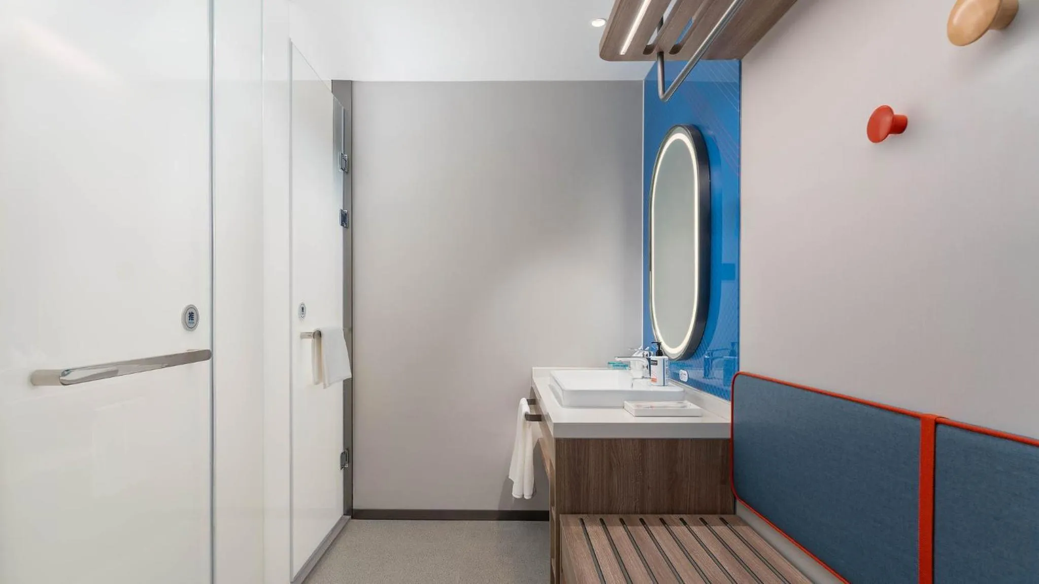 Photo of the whole room in Holiday Inn Express Wuhan Jinyin Lake