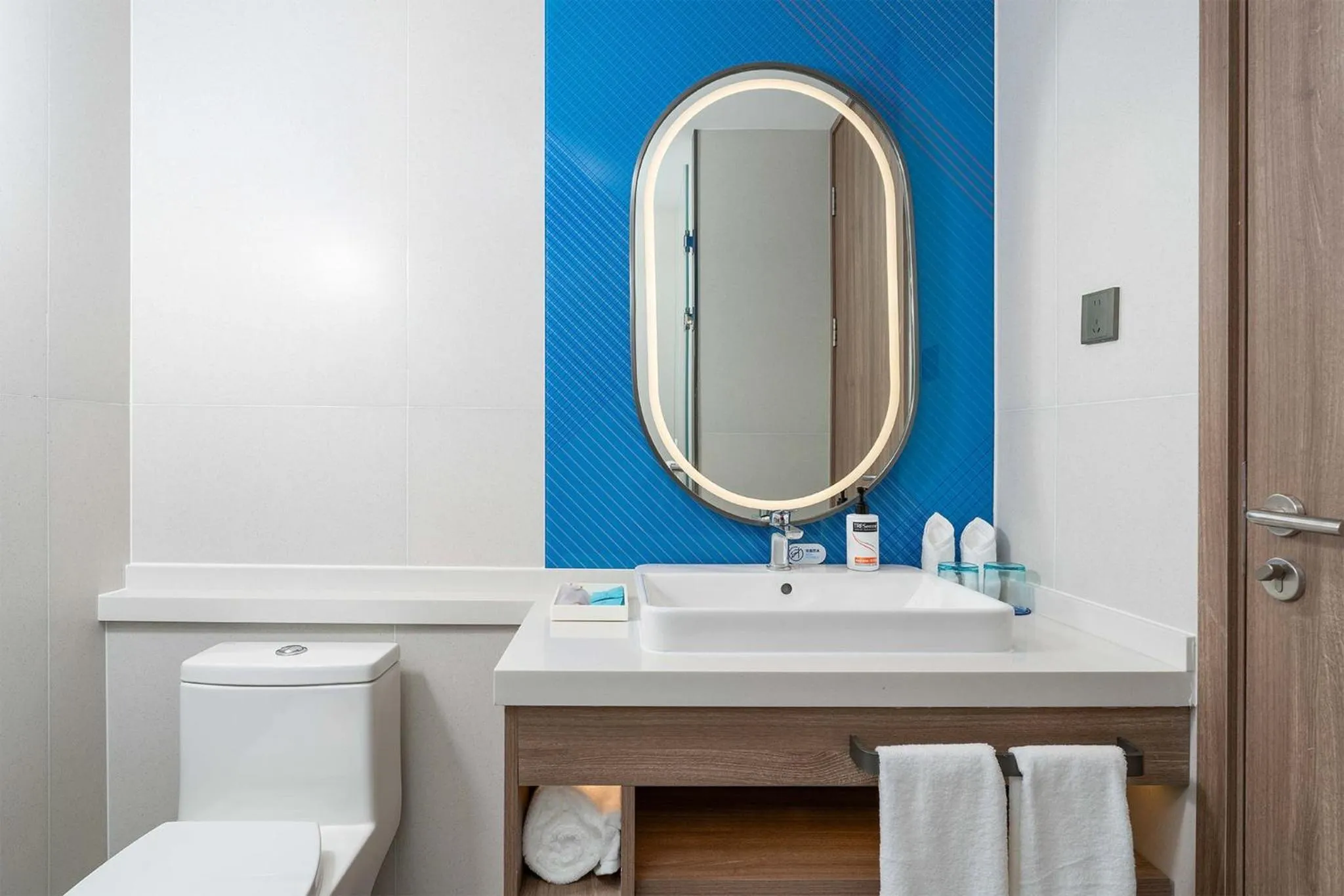 Photo of the whole room in Holiday Inn Express Wuhan Jinyin Lake