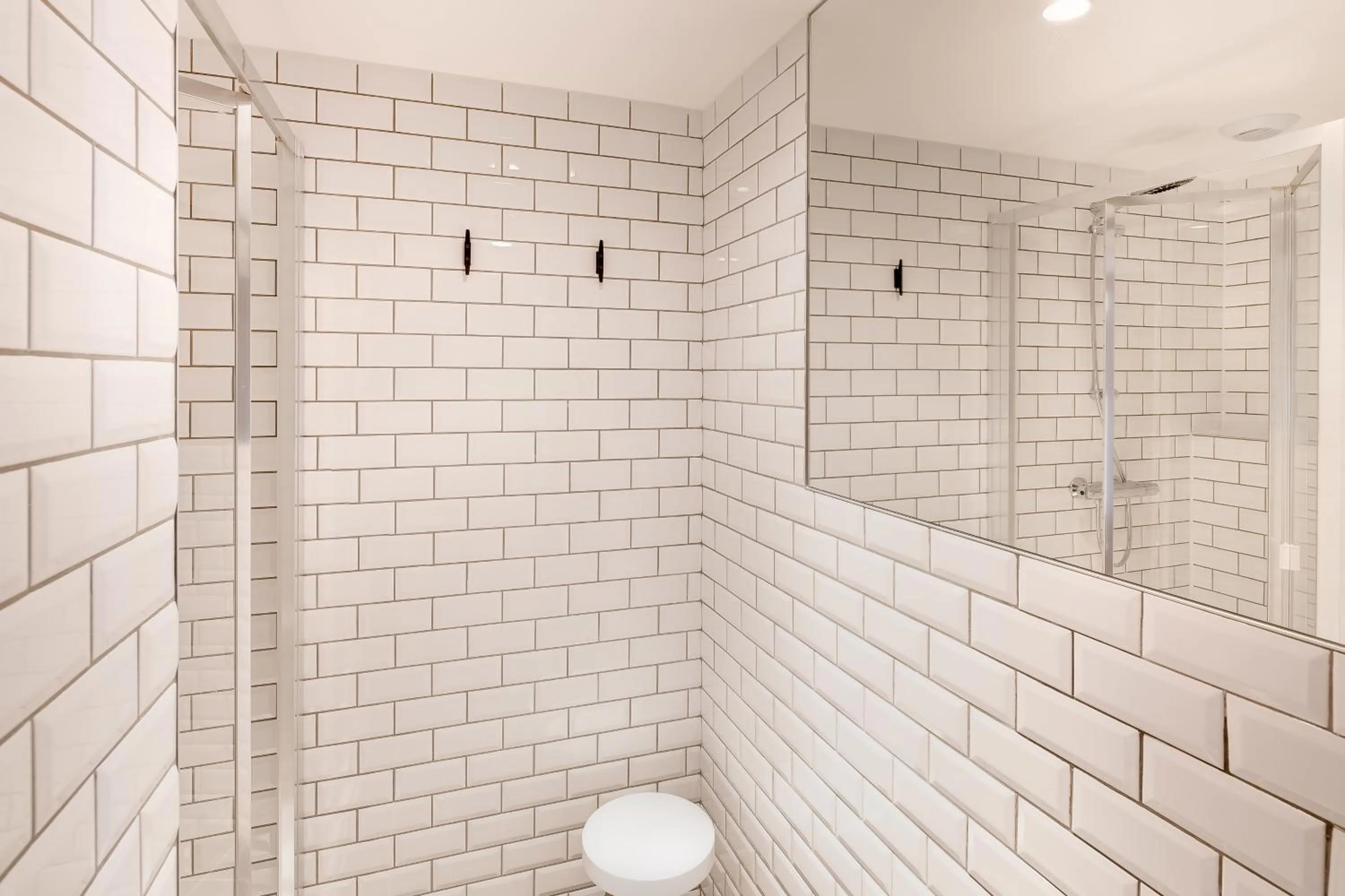 Shower in Generator Paris