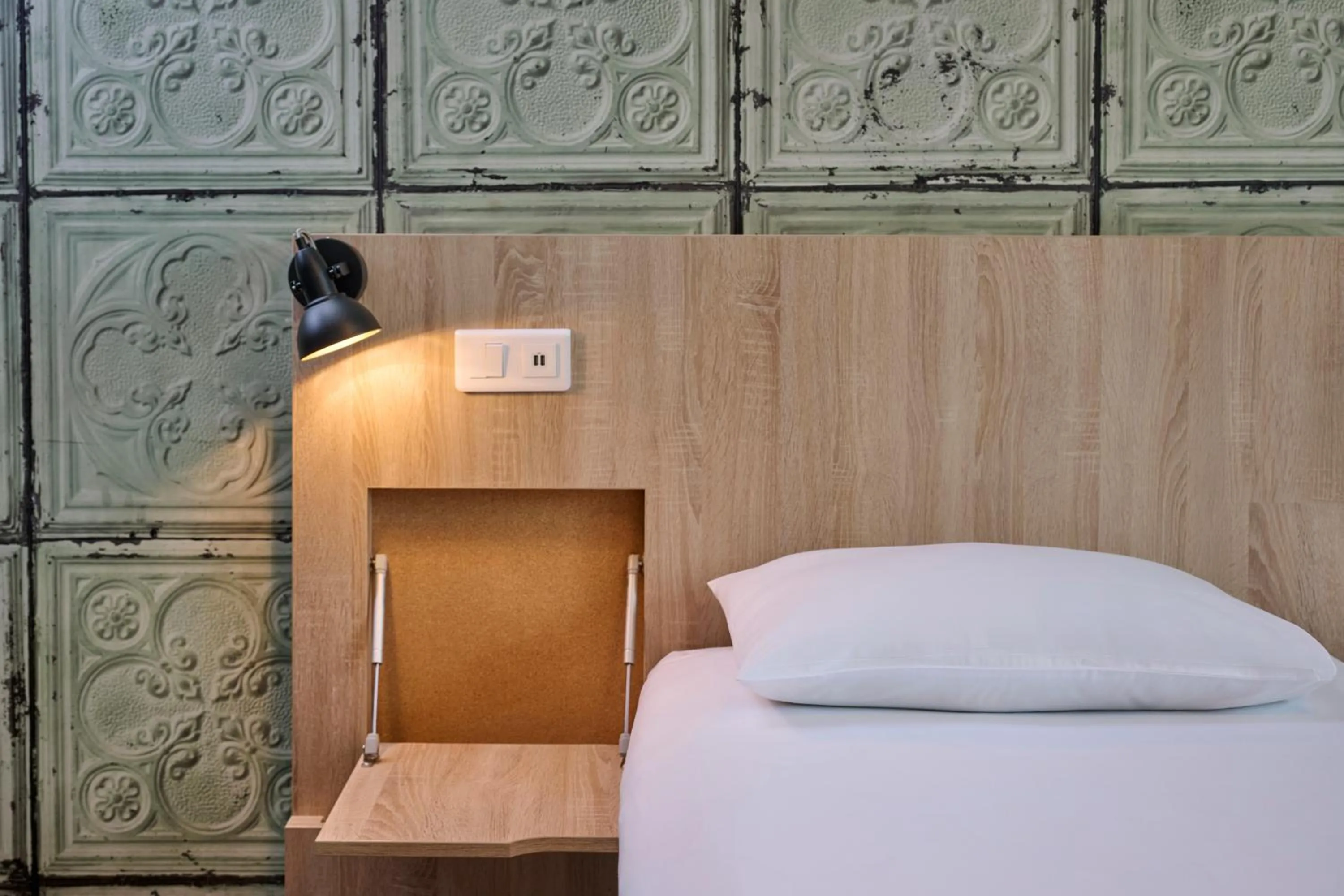 Bed in Generator Paris