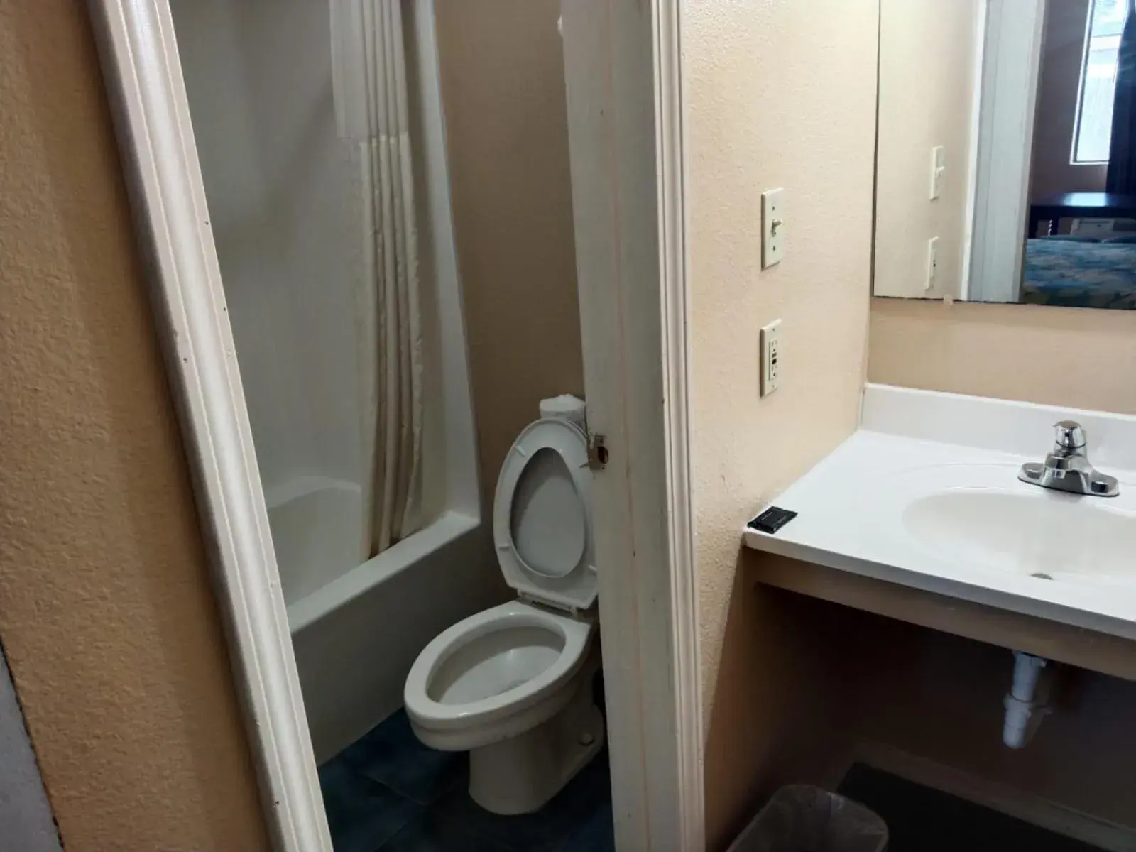 Standard Queen Room in American Motel Standard Queen Room in American Motel