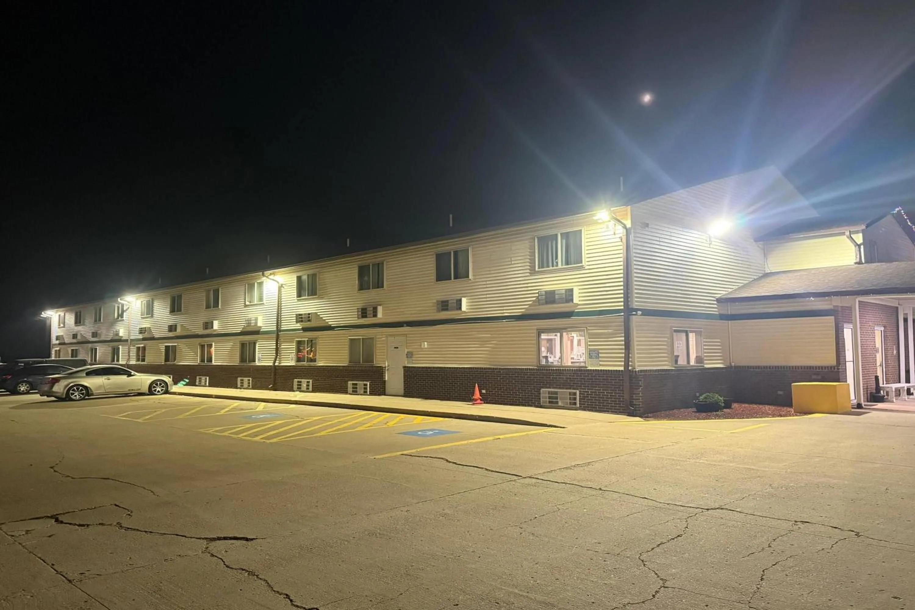 Property building in Super 8 by Wyndham Mendota I-39