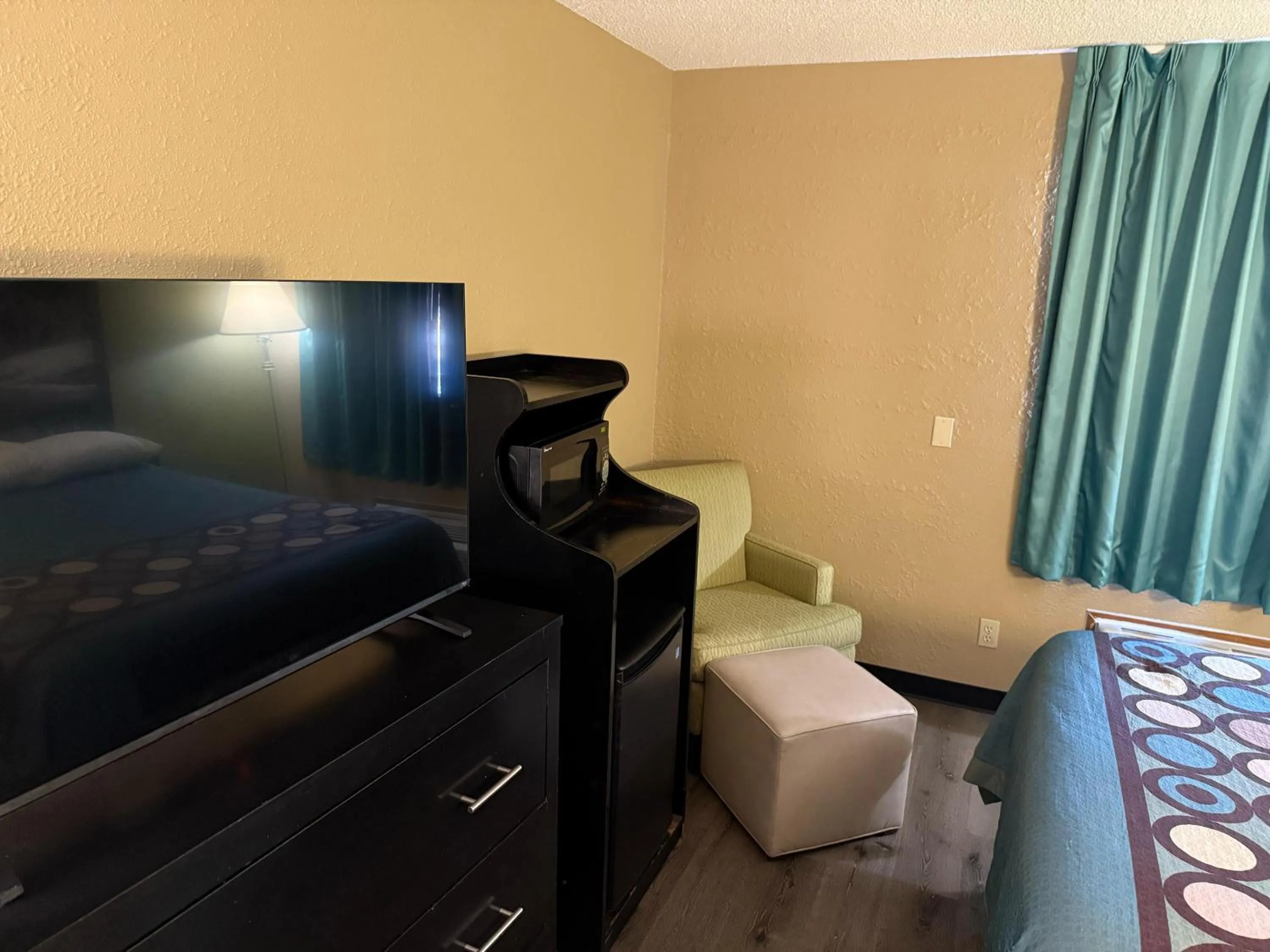 TV and multimedia, Bed in Super 8 by Wyndham Mendota I-39