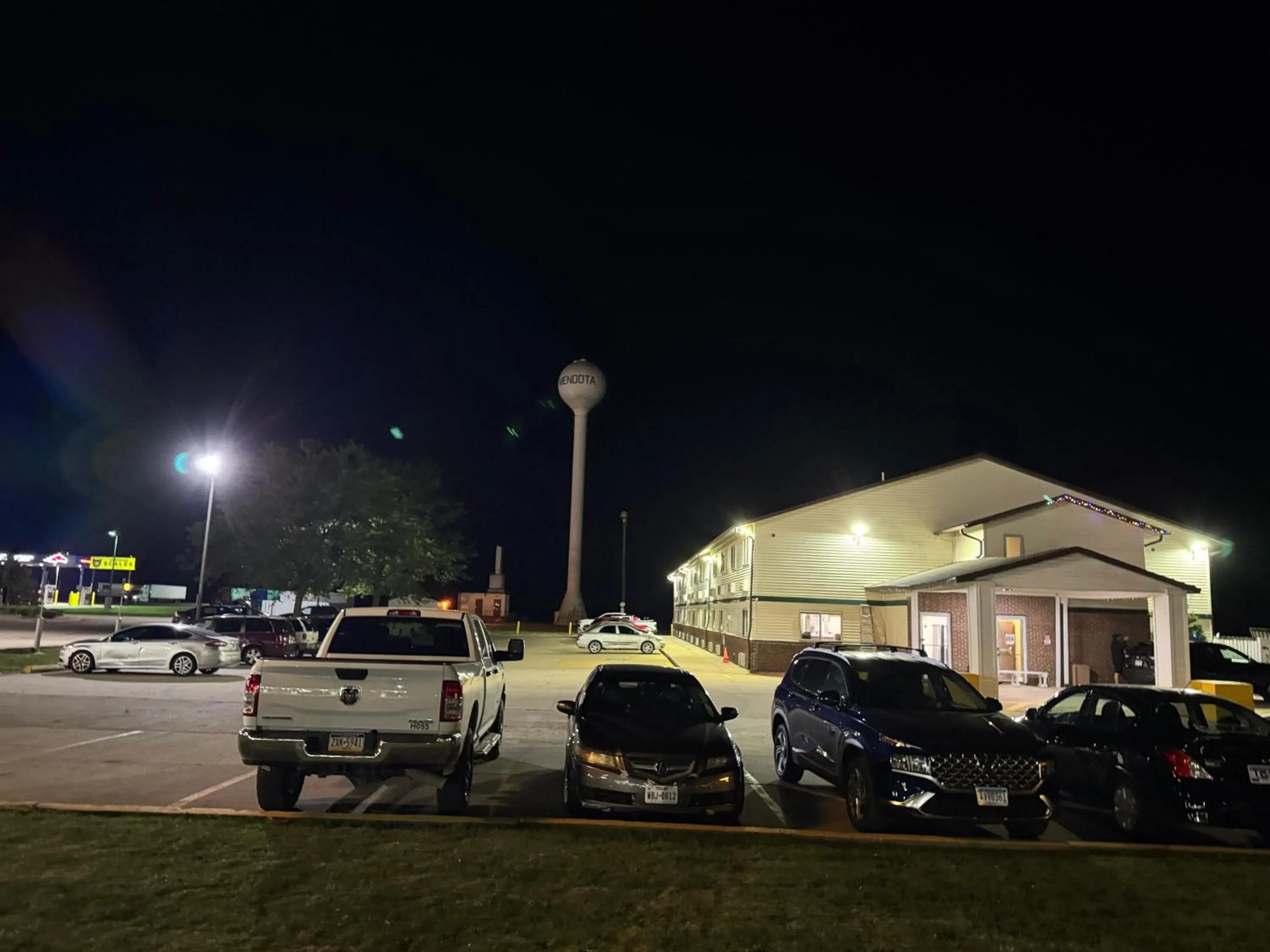 Night in Super 8 by Wyndham Mendota I-39