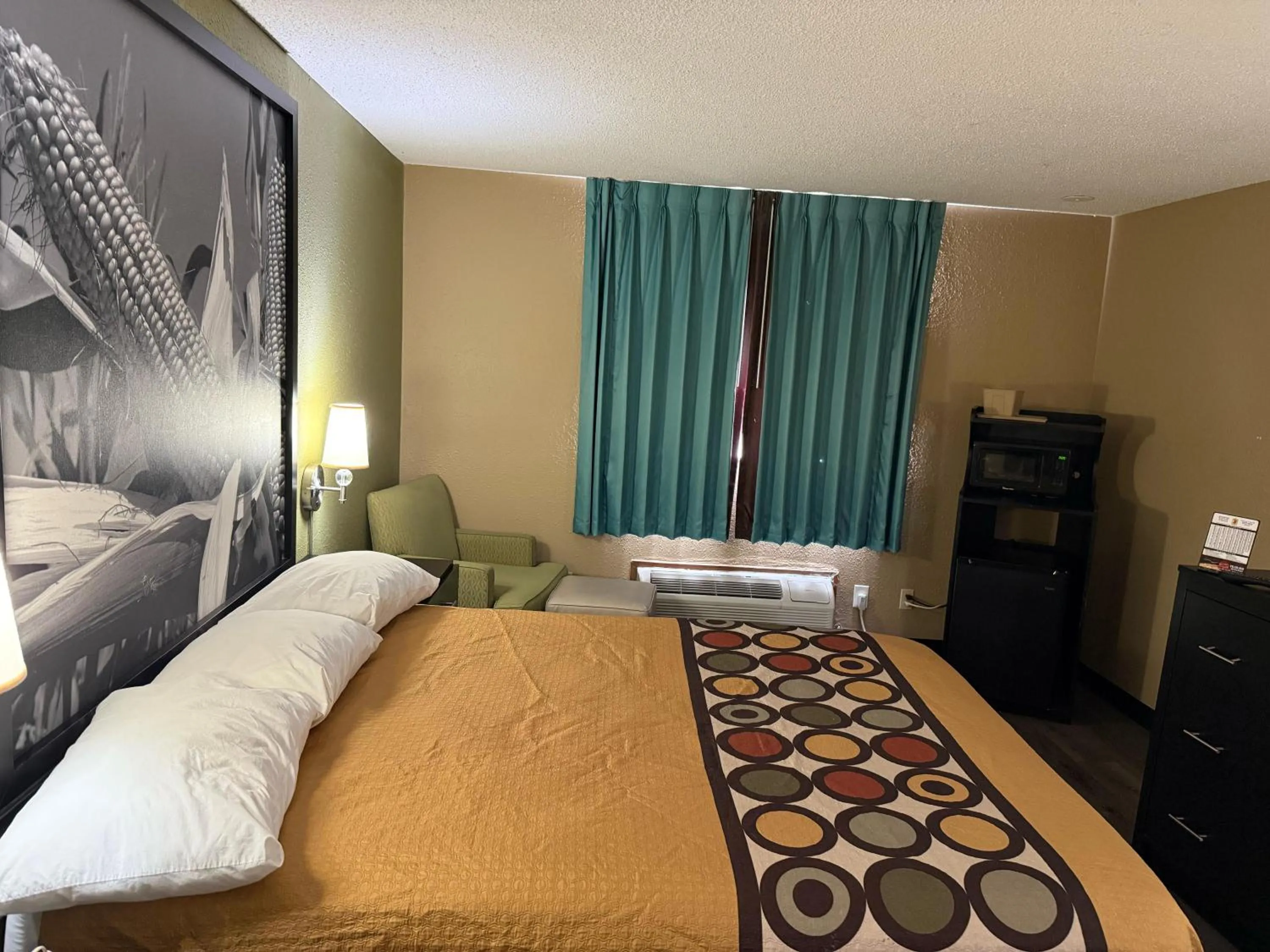 Bedroom, Bed in Super 8 by Wyndham Mendota I-39