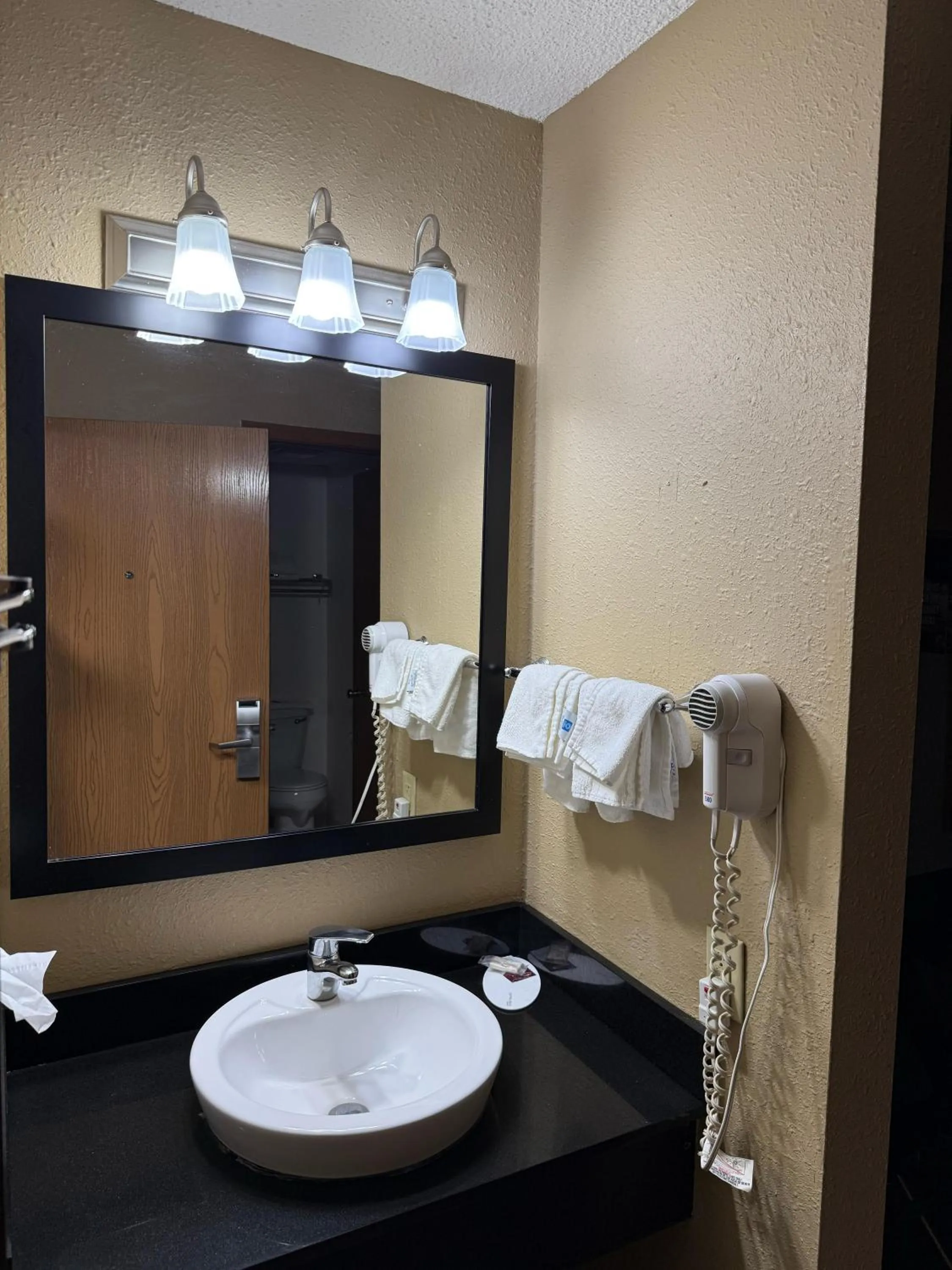 towels in Super 8 by Wyndham Mendota I-39