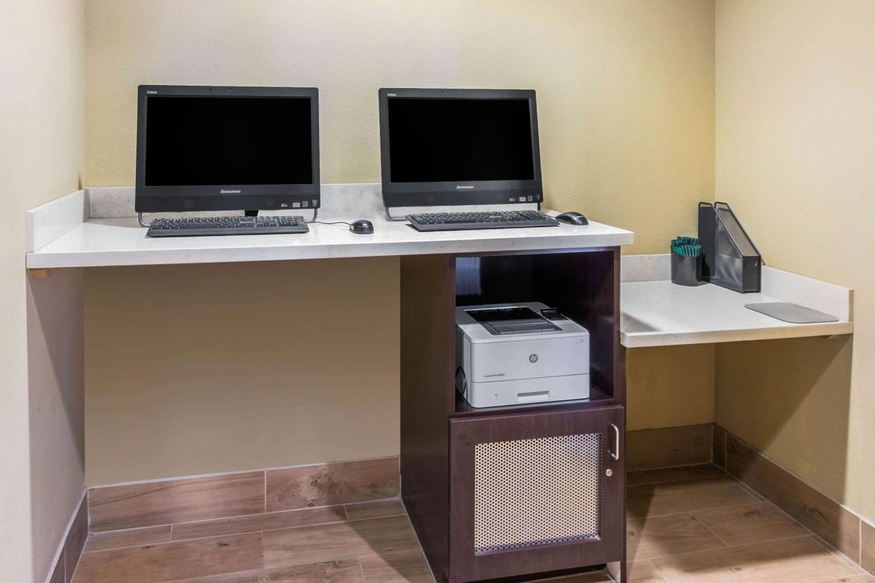 Business facilities in La Quinta by Wyndham Carlsbad