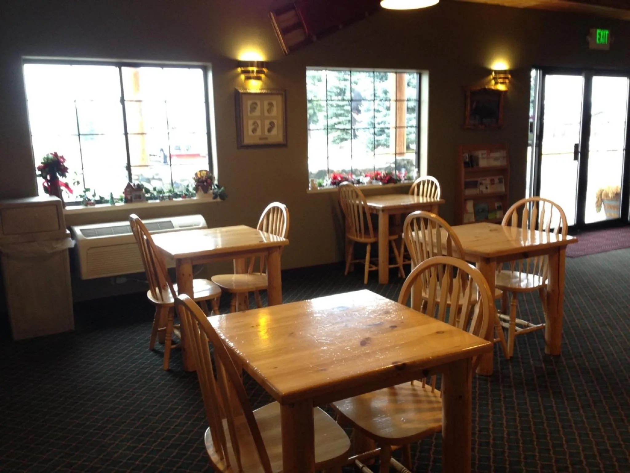 Restaurant/places to eat in Super 8 by Wyndham McCall