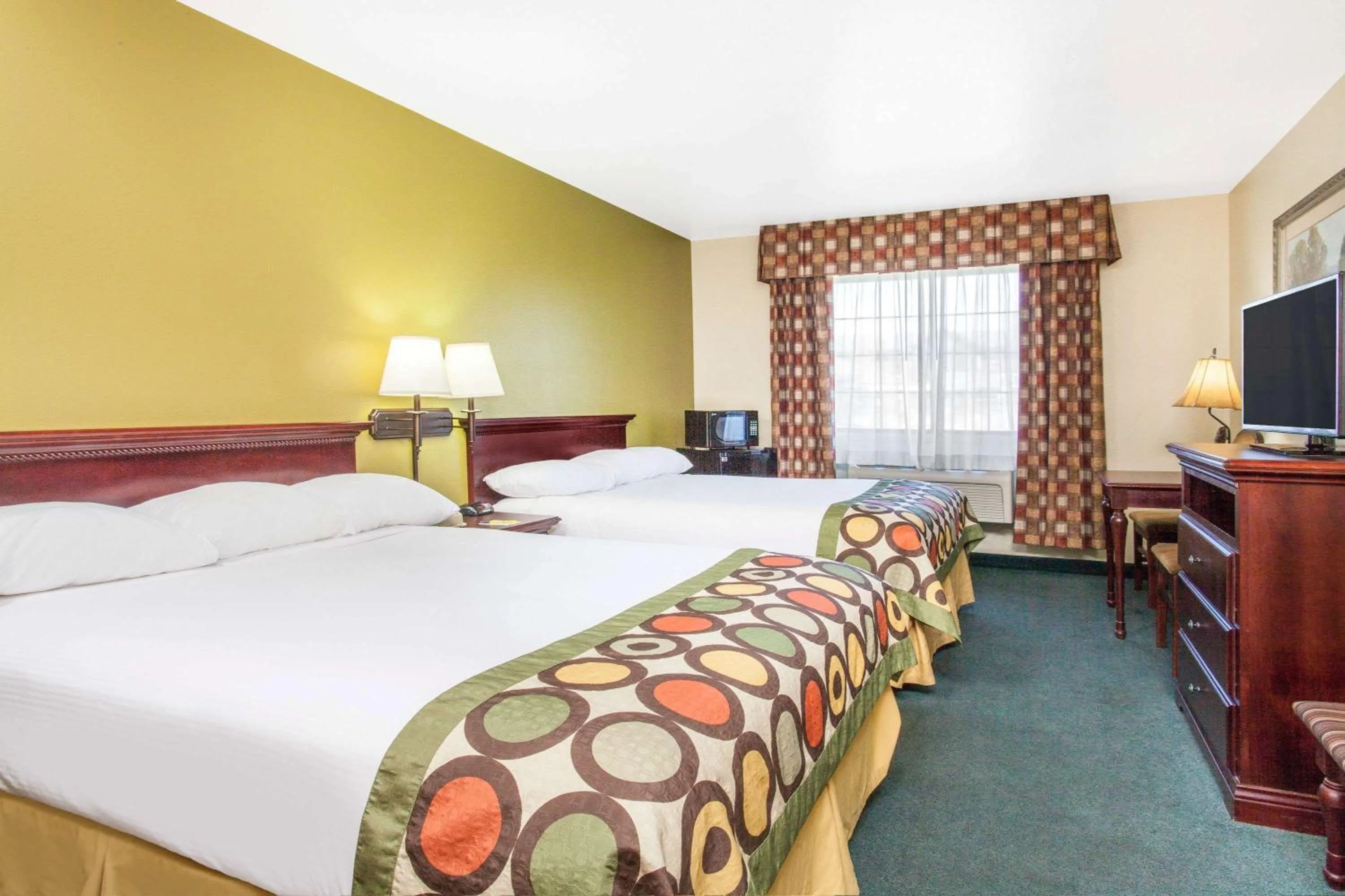 Photo of the whole room, Bed in Super 8 by Wyndham McCall