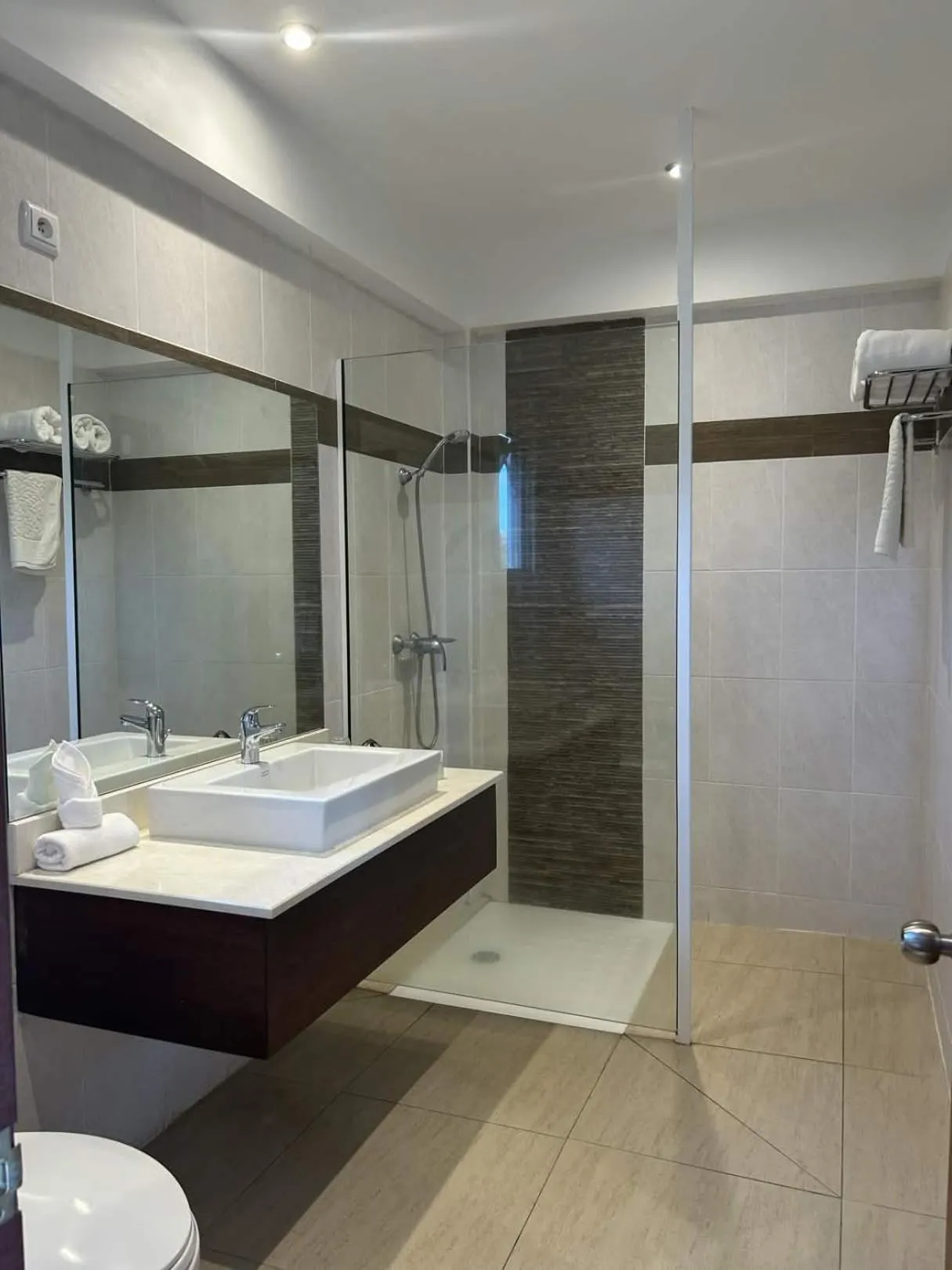 Shower in Hotel Colibri