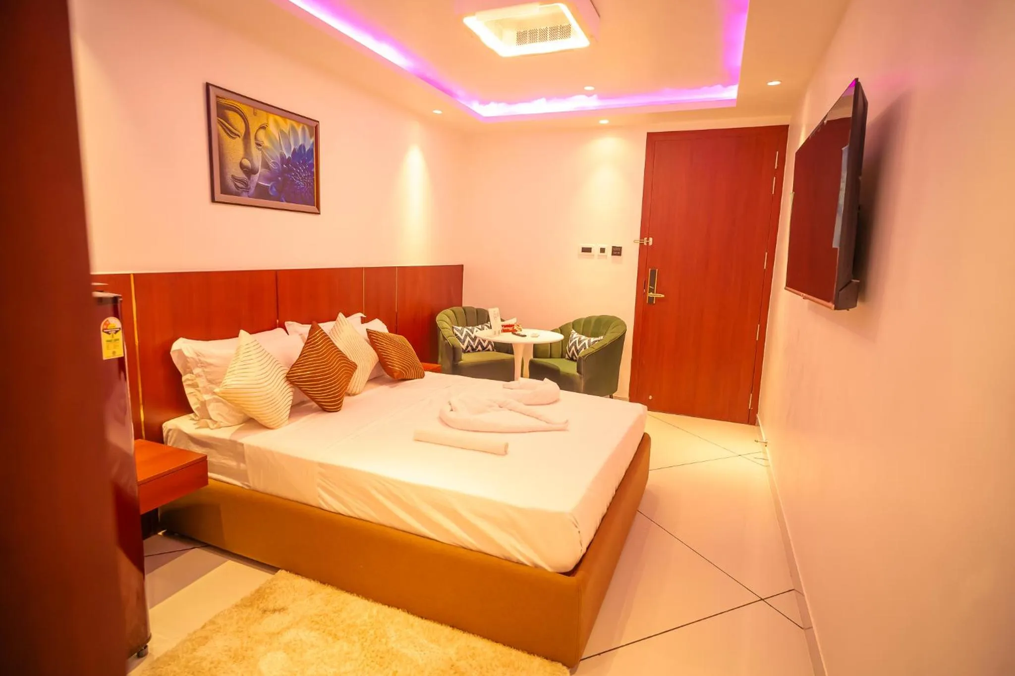 Bedroom, Bed in J60 Suites, Ashok Vihar - Near Netaji Subhash Place