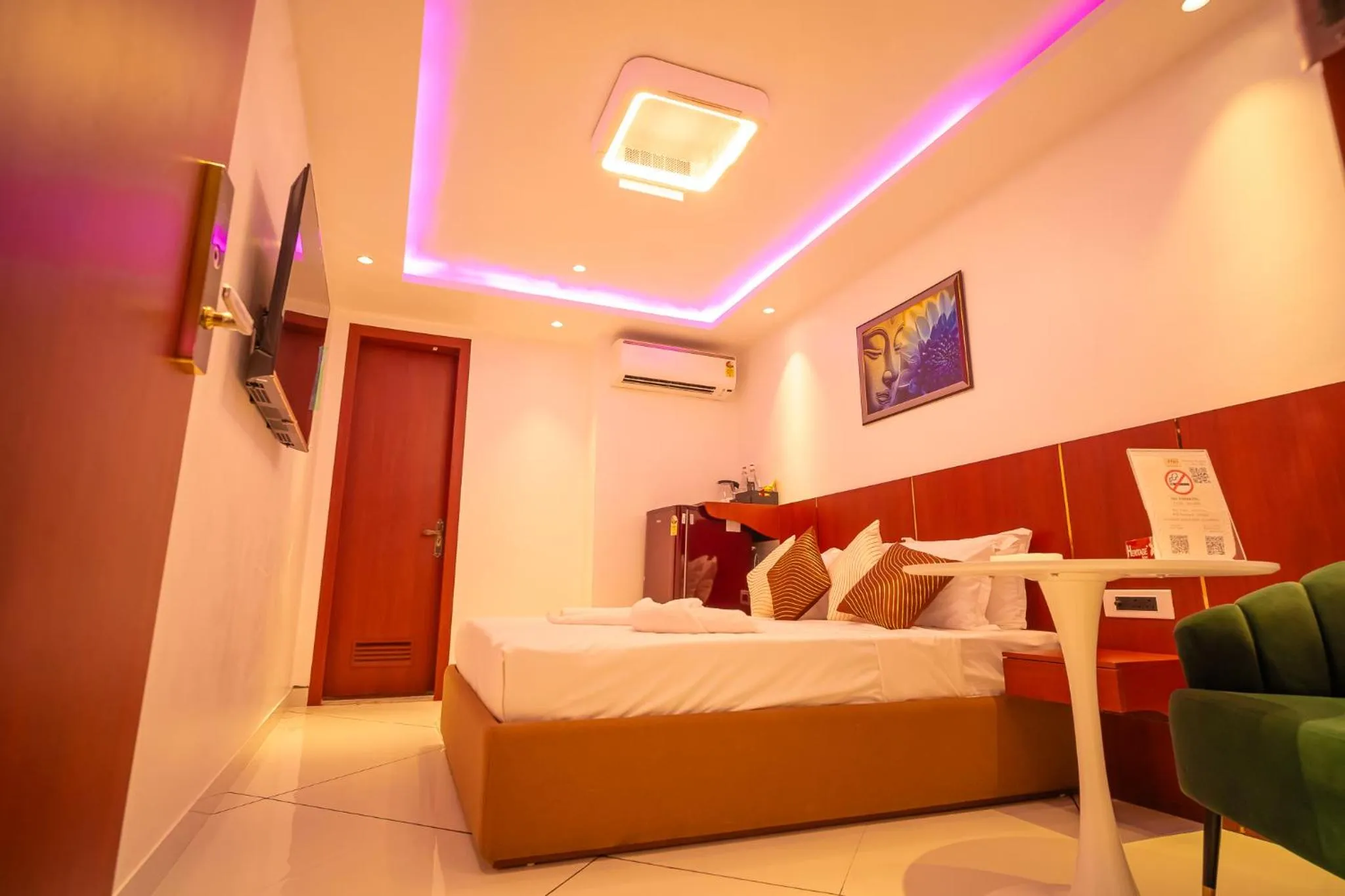 Bedroom, Bed in J60 Suites, Ashok Vihar - Near Netaji Subhash Place