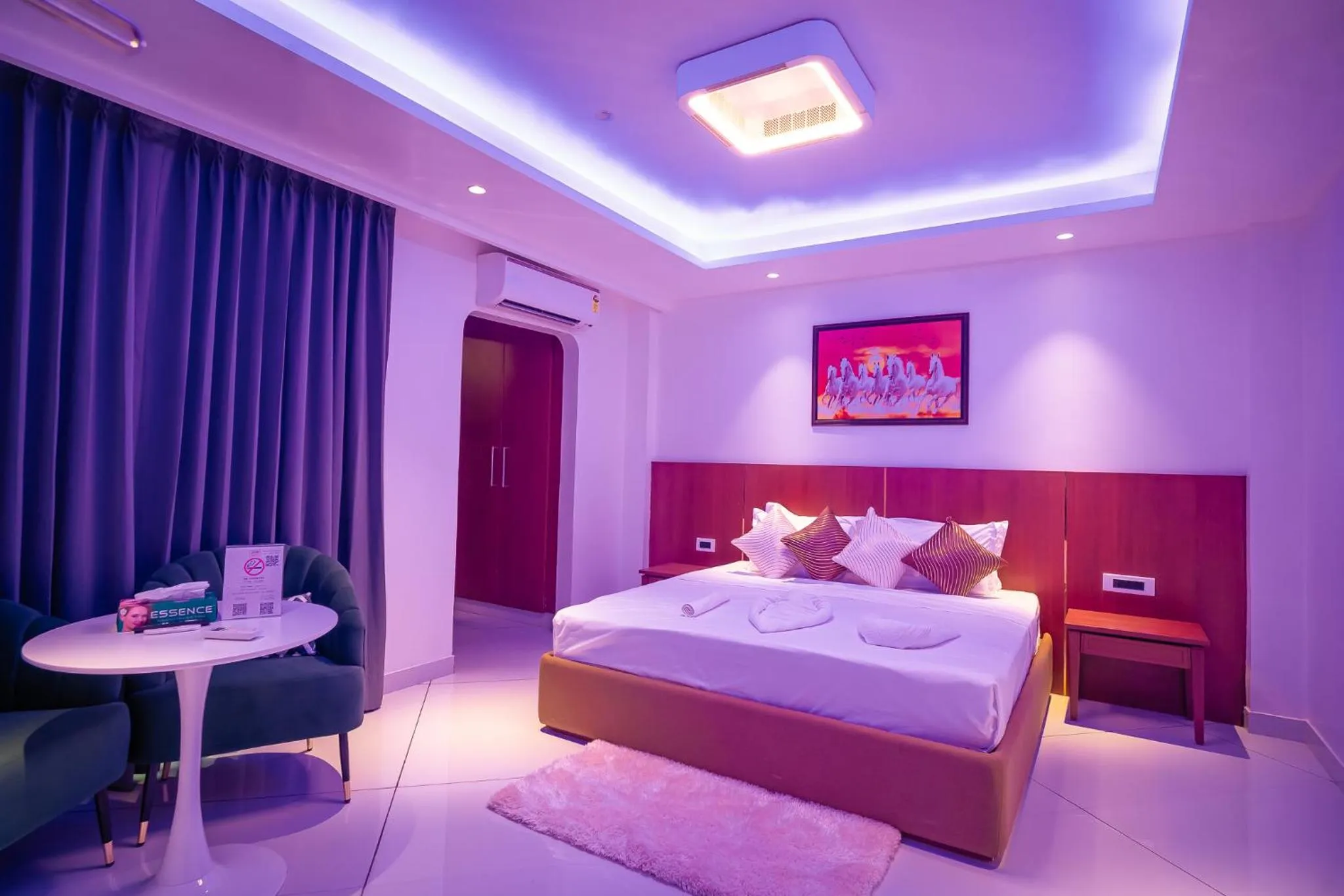 Bedroom, Bed in J60 Suites, Ashok Vihar - Near Netaji Subhash Place