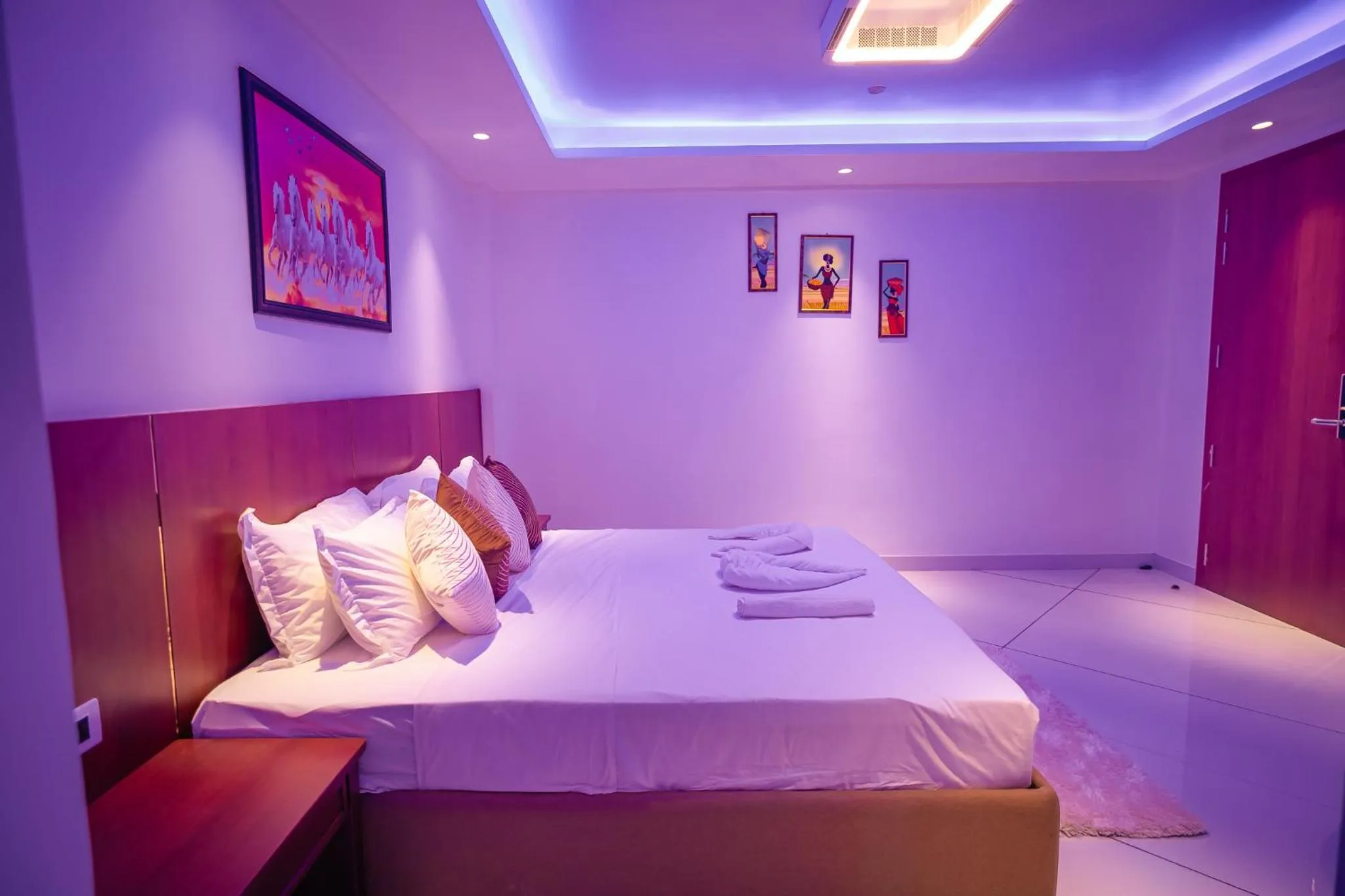 Bedroom, Bed in J60 Suites, Ashok Vihar - Near Netaji Subhash Place