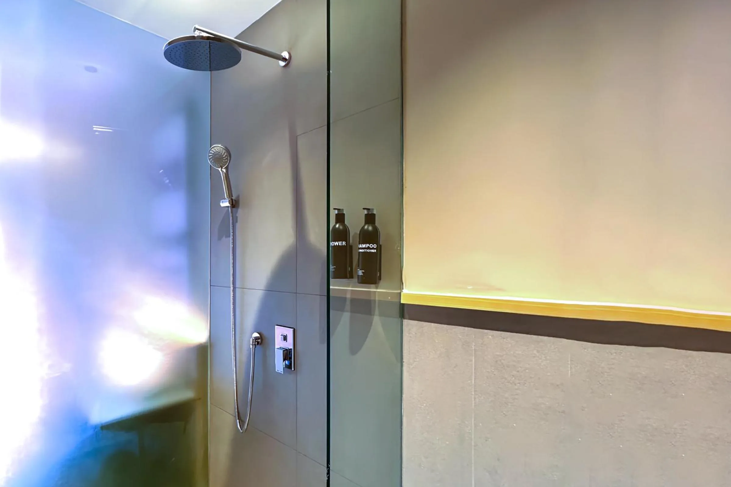 Shower in HARRIS Hotel and Conventions Denpasar Bali