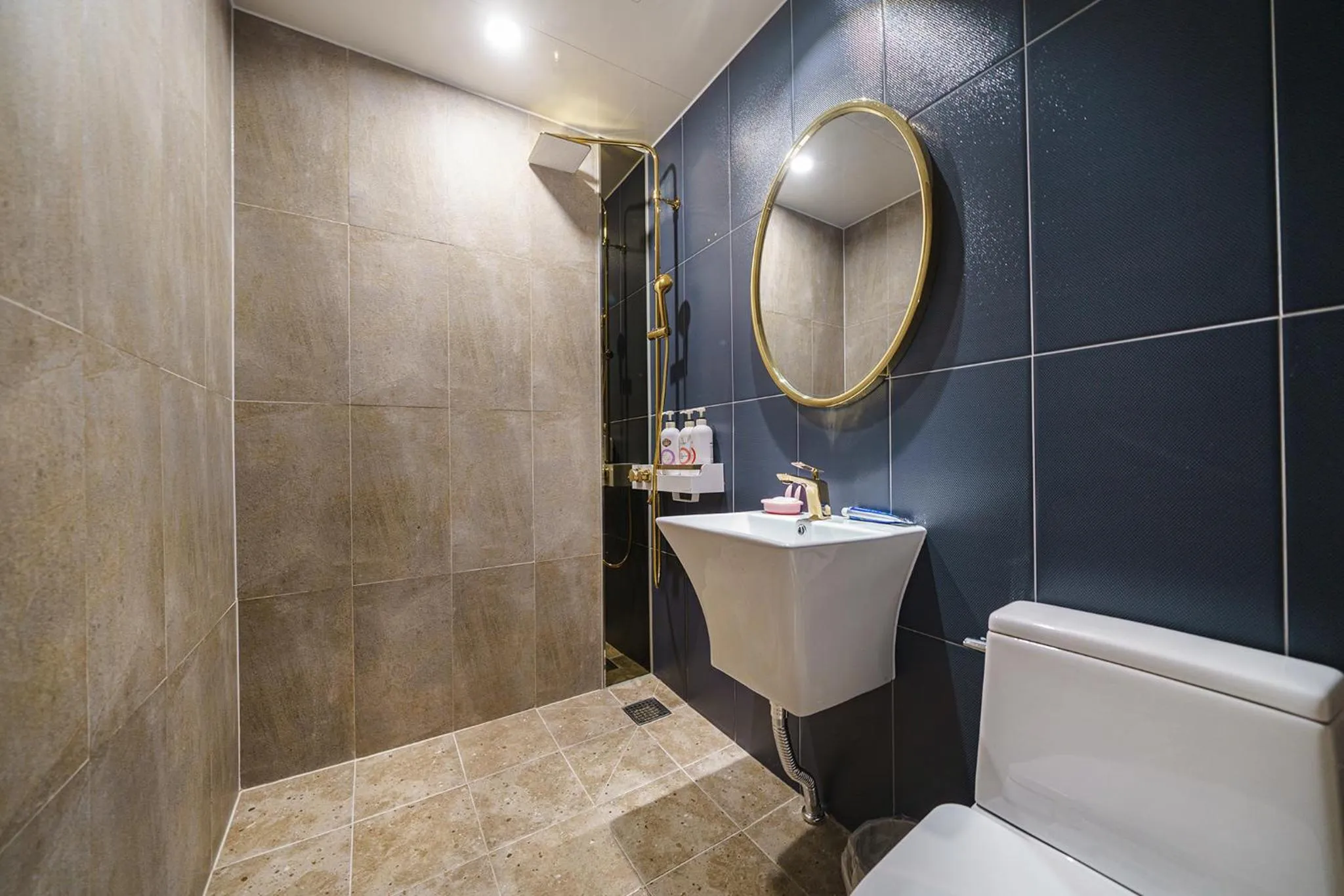 Shower in One Stay Hotel