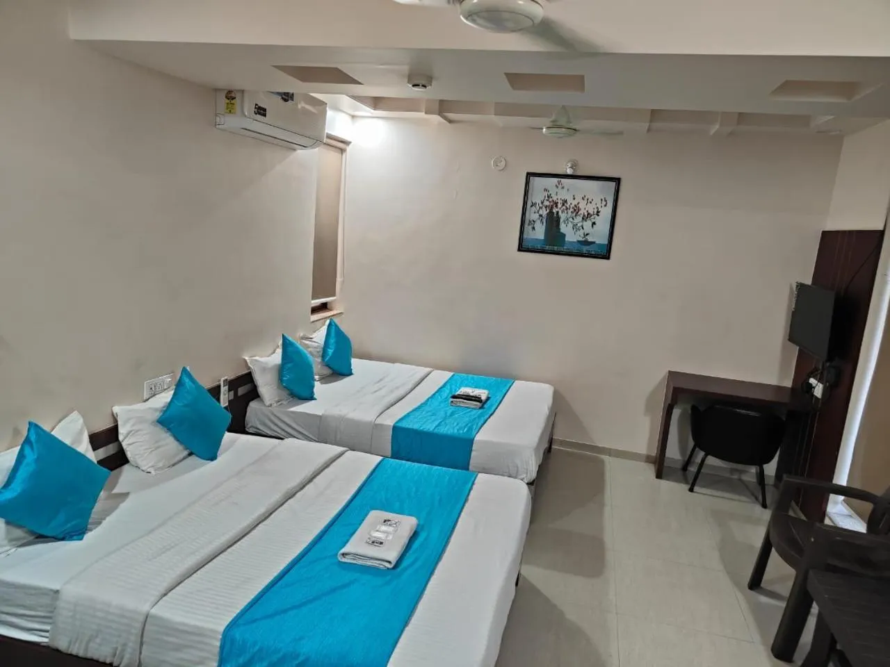 Bed in Hotel Raviraj Palace