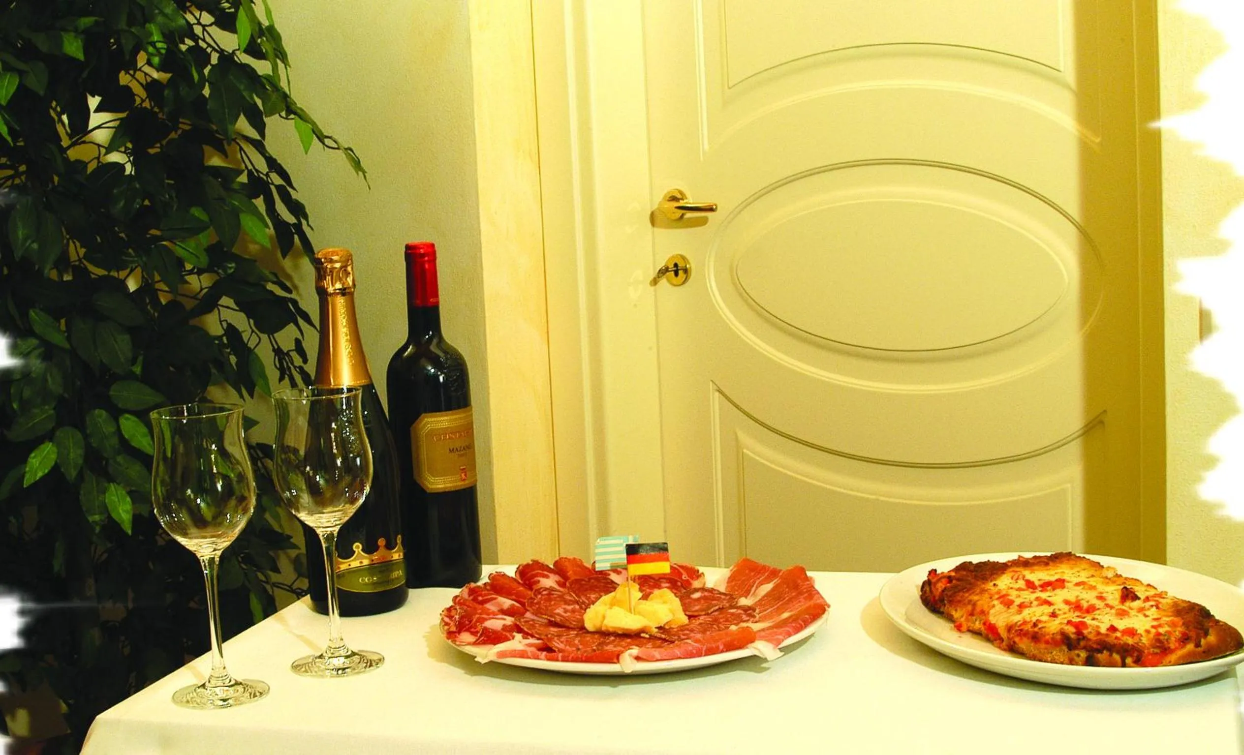 Restaurant/places to eat in Hotel Adda